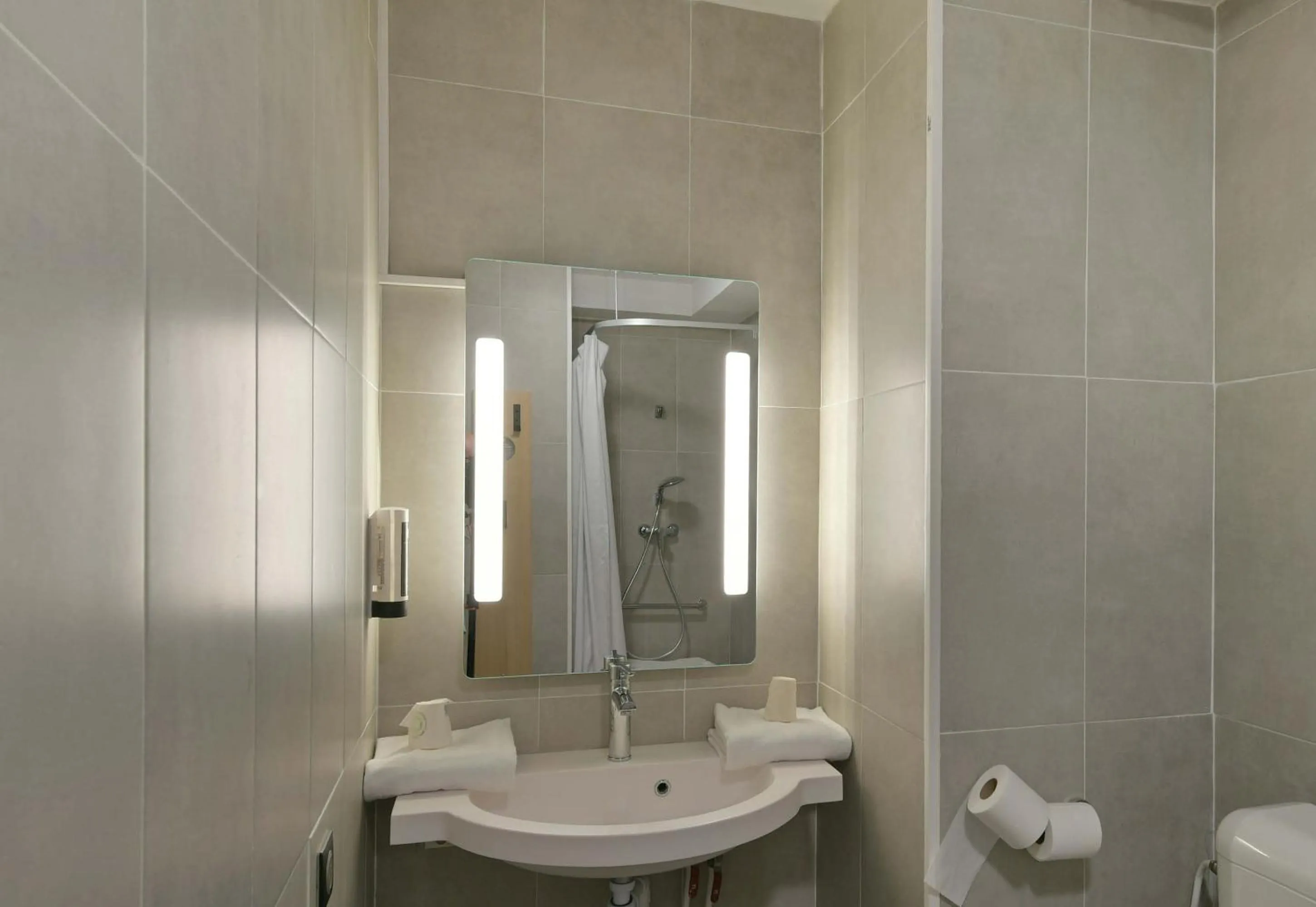 Bathroom in B&B HOTEL Le Mans Nord 2