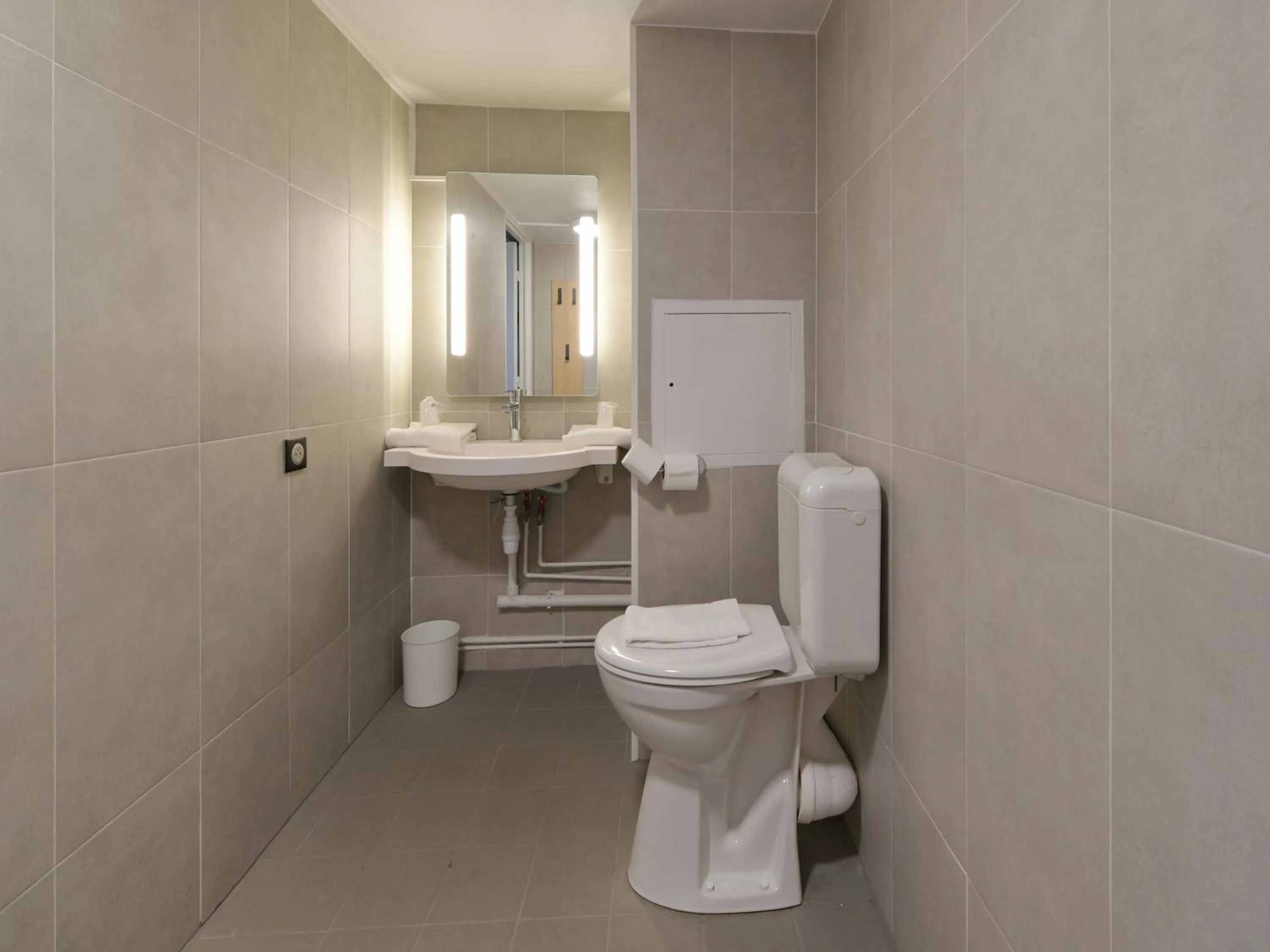 Bathroom in B&B HOTEL Le Mans Nord 2