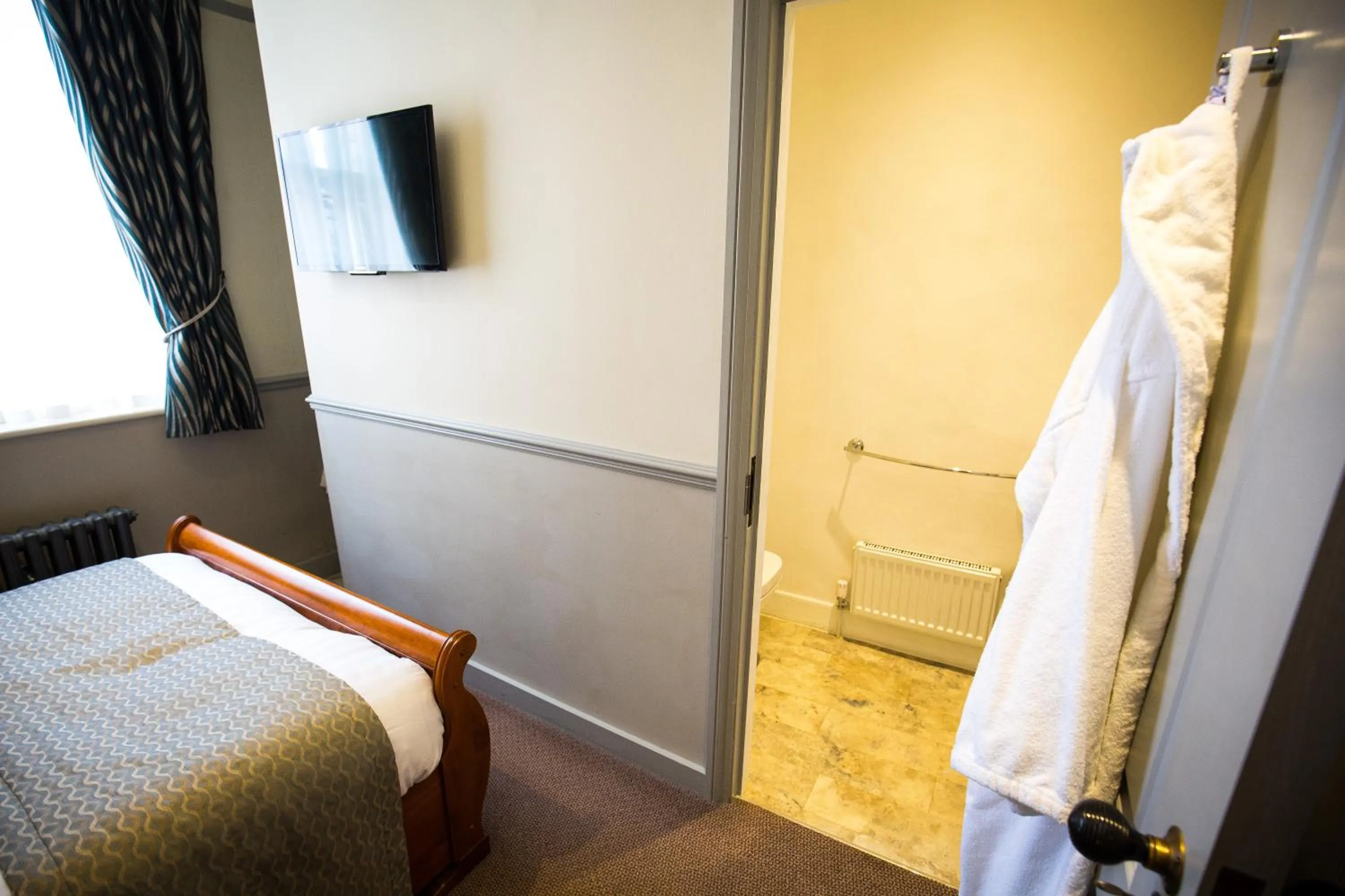 Bed in The Cardinals Hat