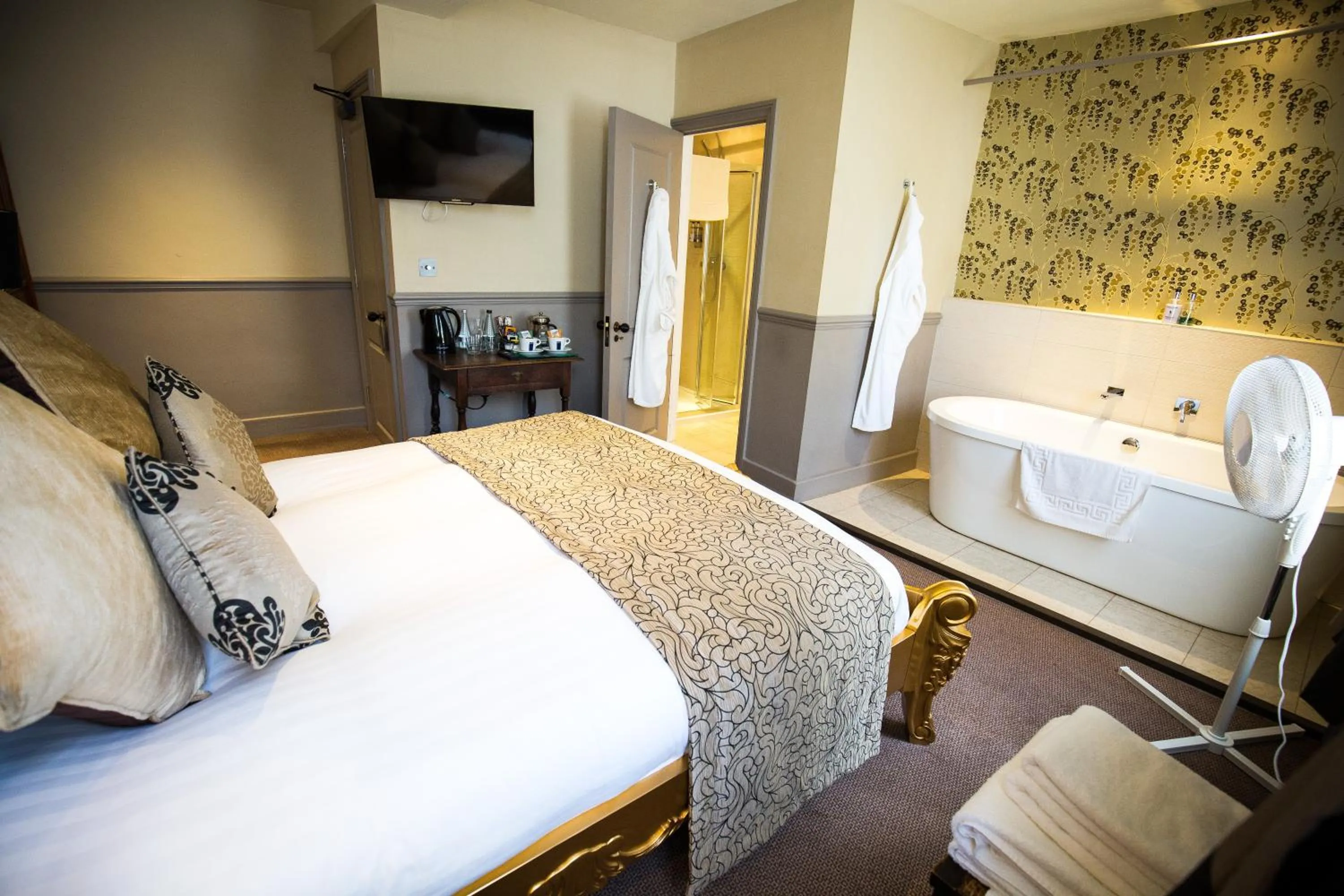 Bed in The Cardinals Hat