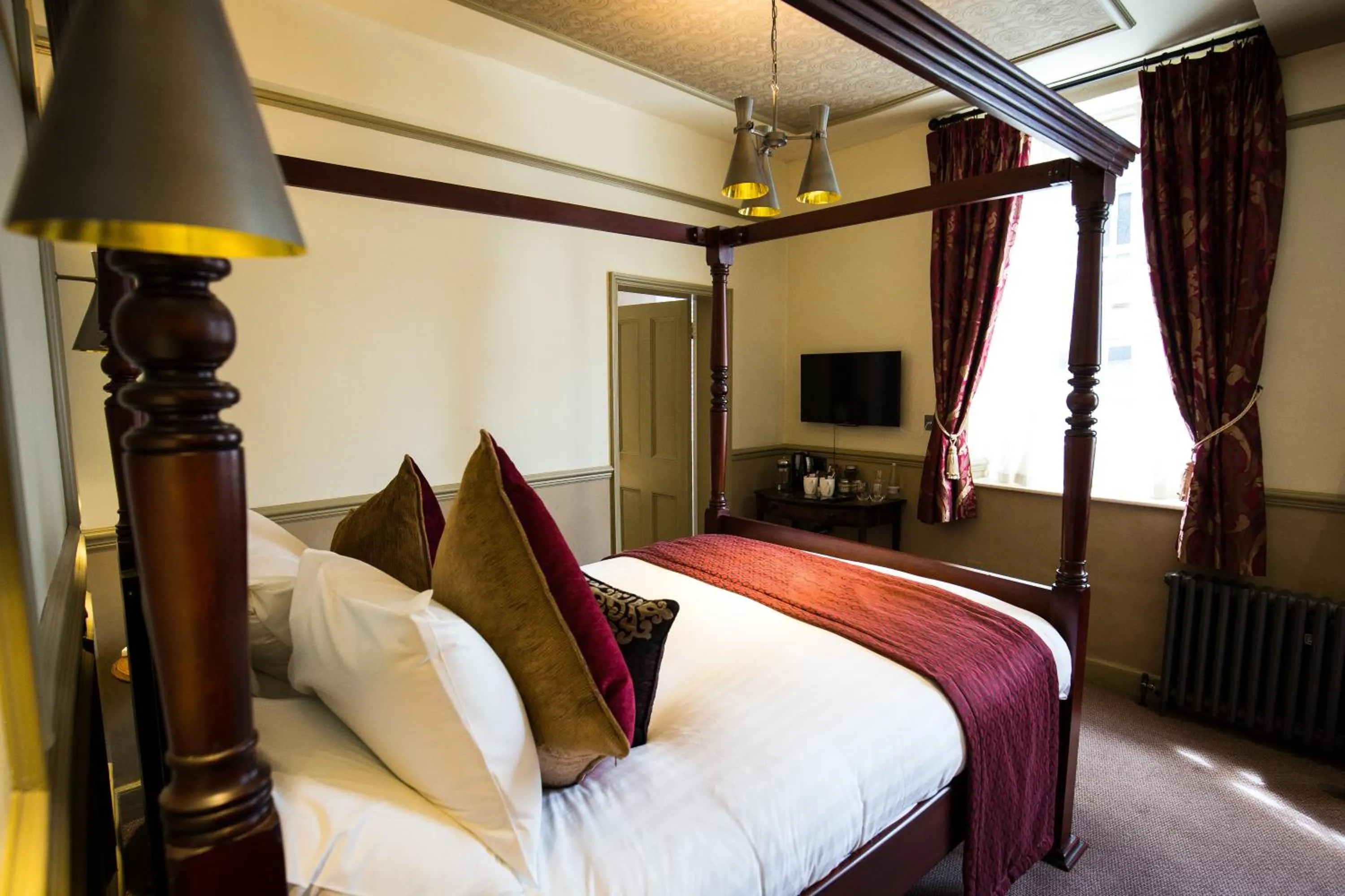 Bed in The Cardinals Hat