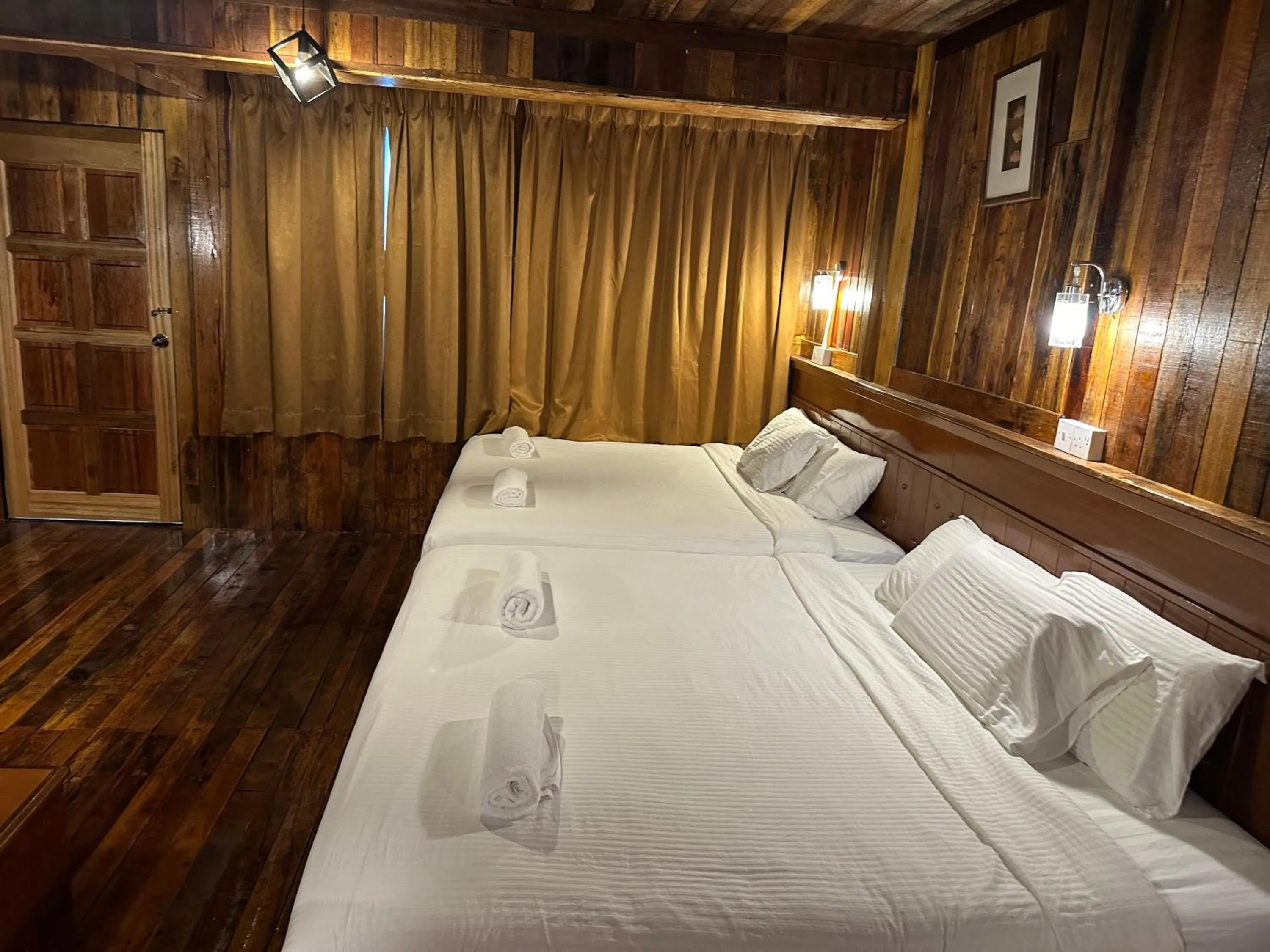 Bed in Joe Fisherman Inn