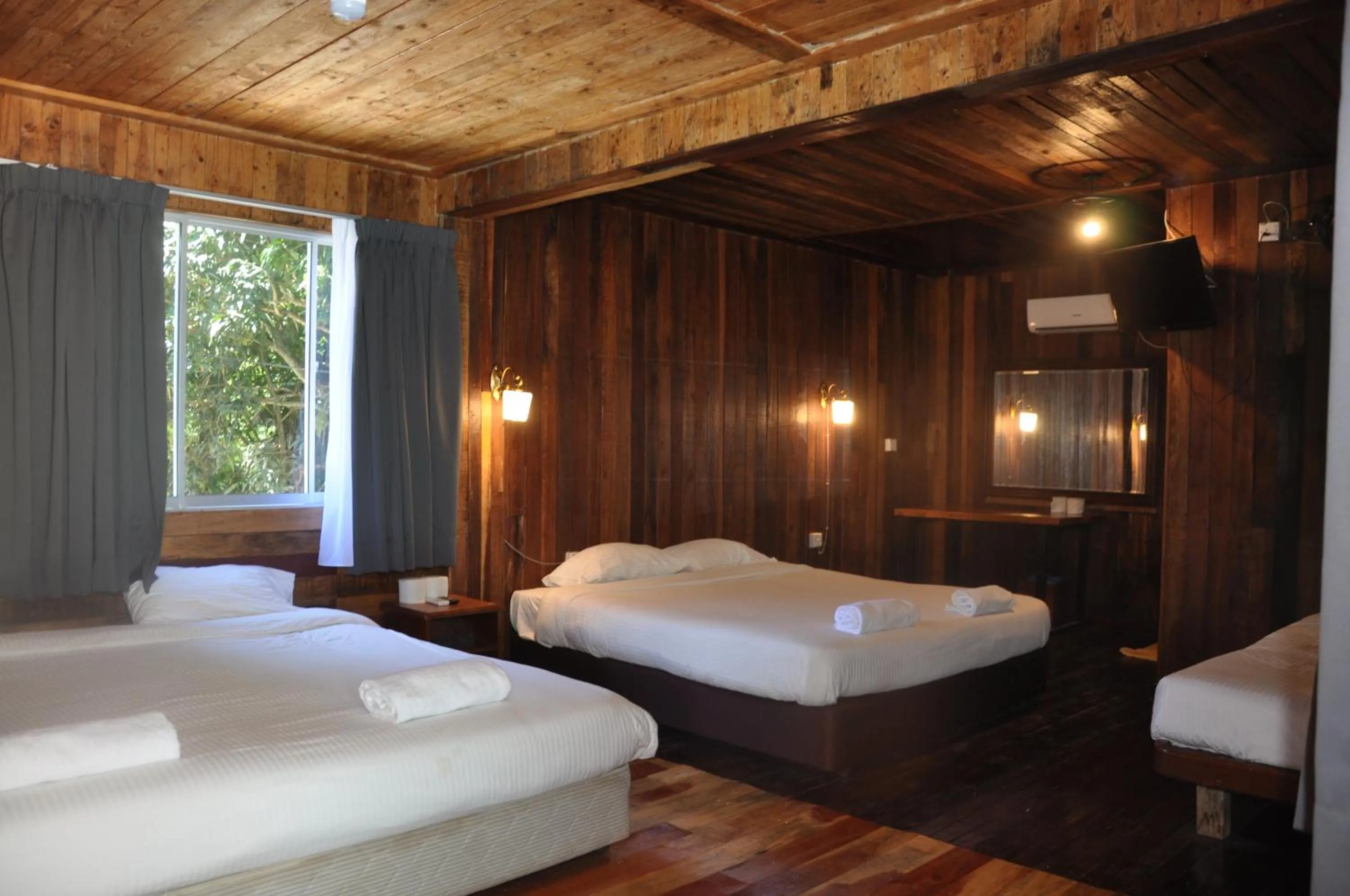 Bed in Joe Fisherman Inn