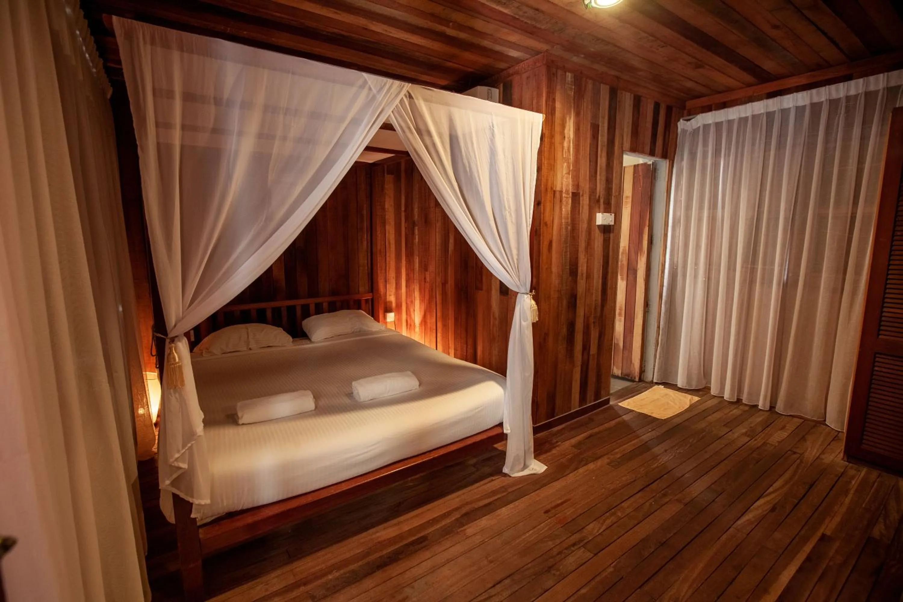 Bed in Joe Fisherman Inn