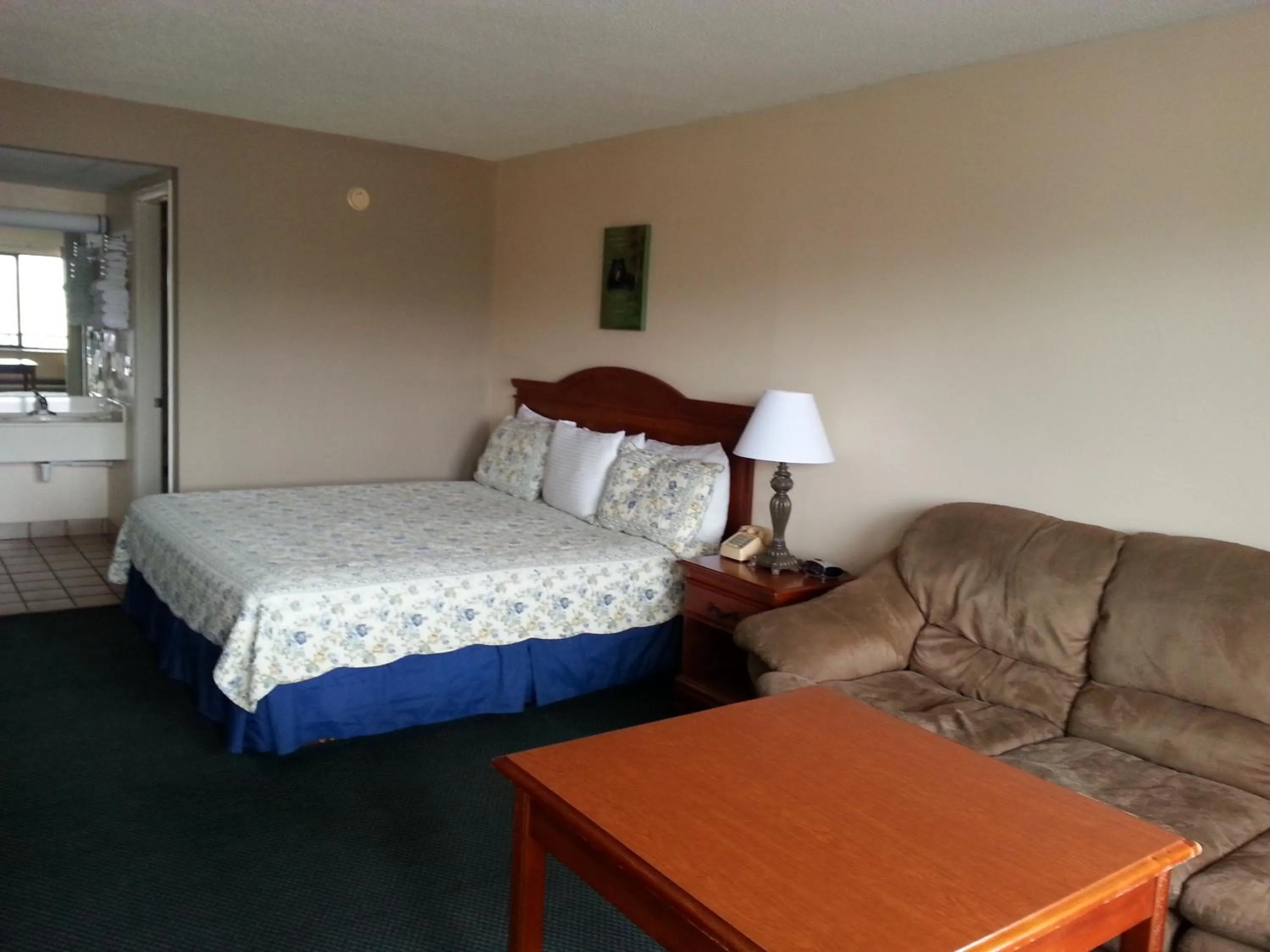 Photo of the whole room, Bed in Mountain Breeze Motel