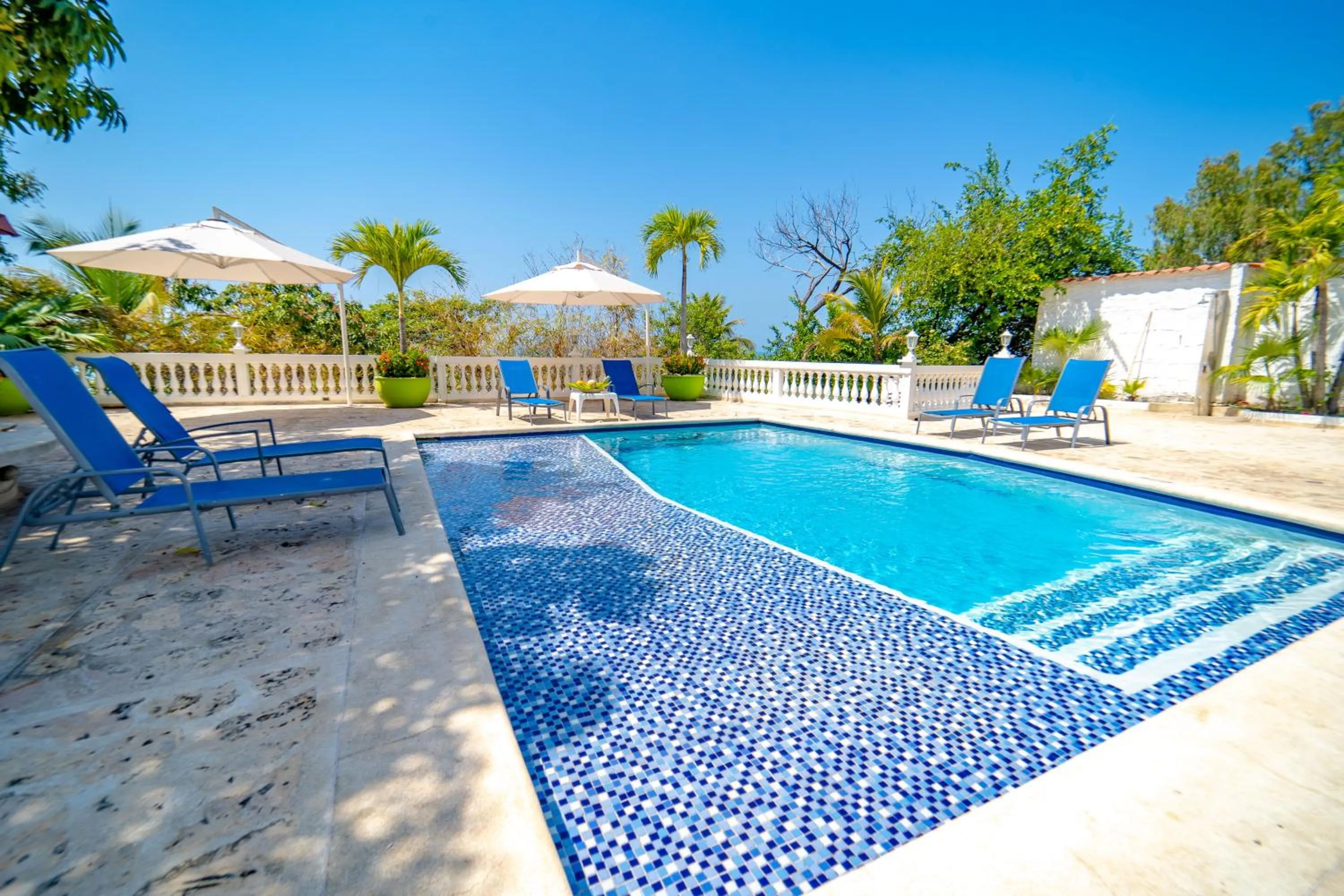 Swimming pool in Santorini Casablanca