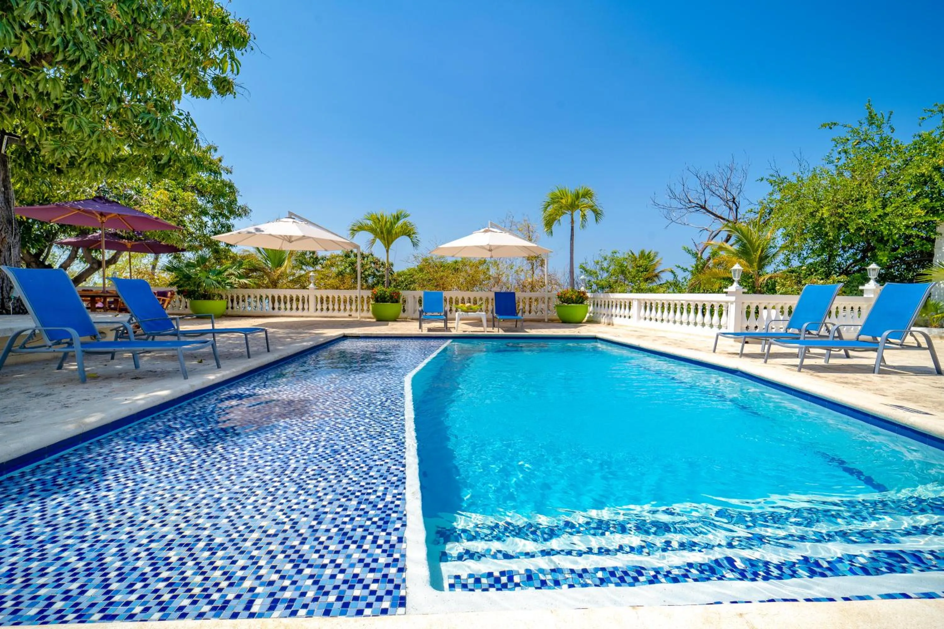 Swimming pool in Santorini Casablanca