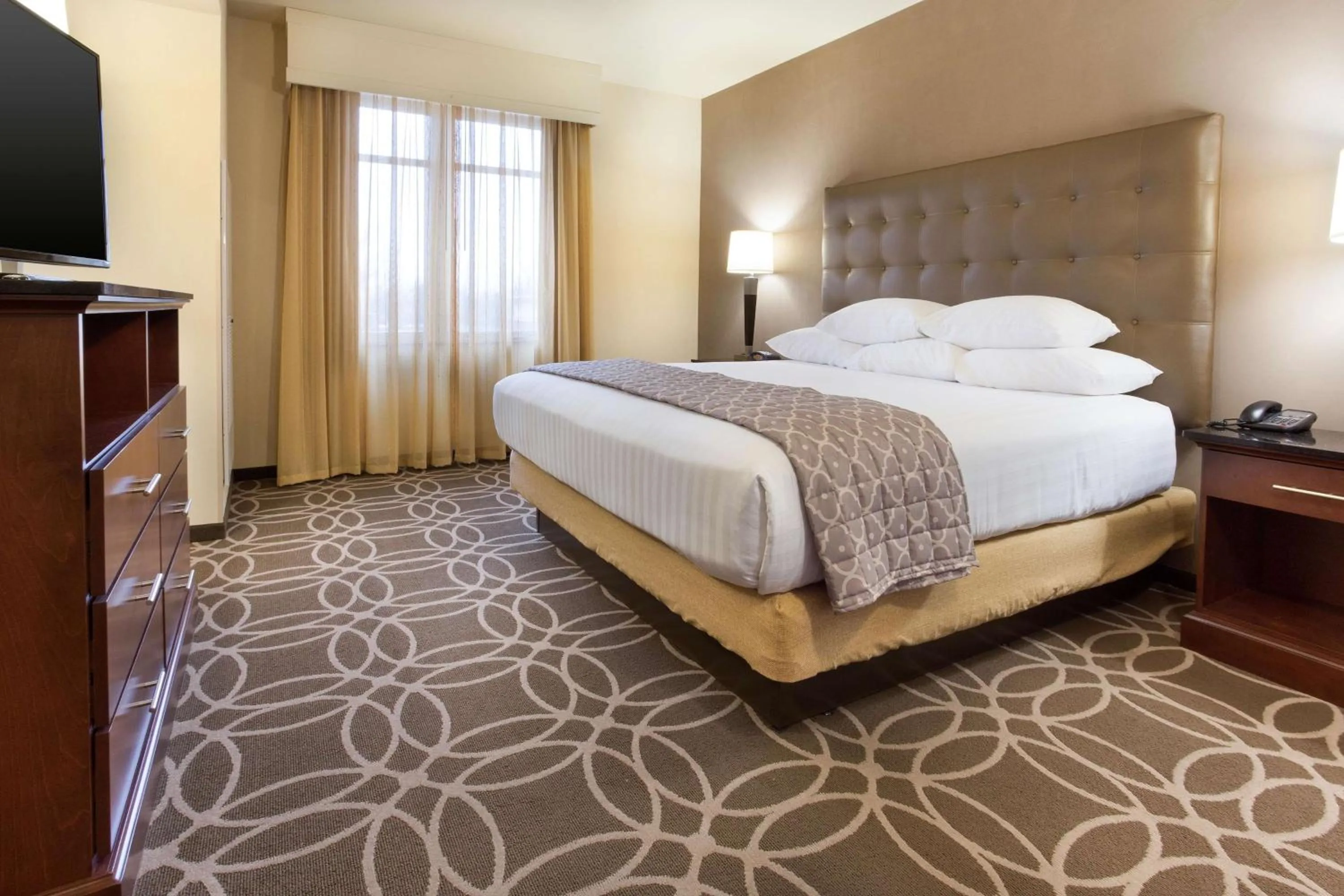 Photo of the whole room, Bed in Drury Inn & Suites Louisville North