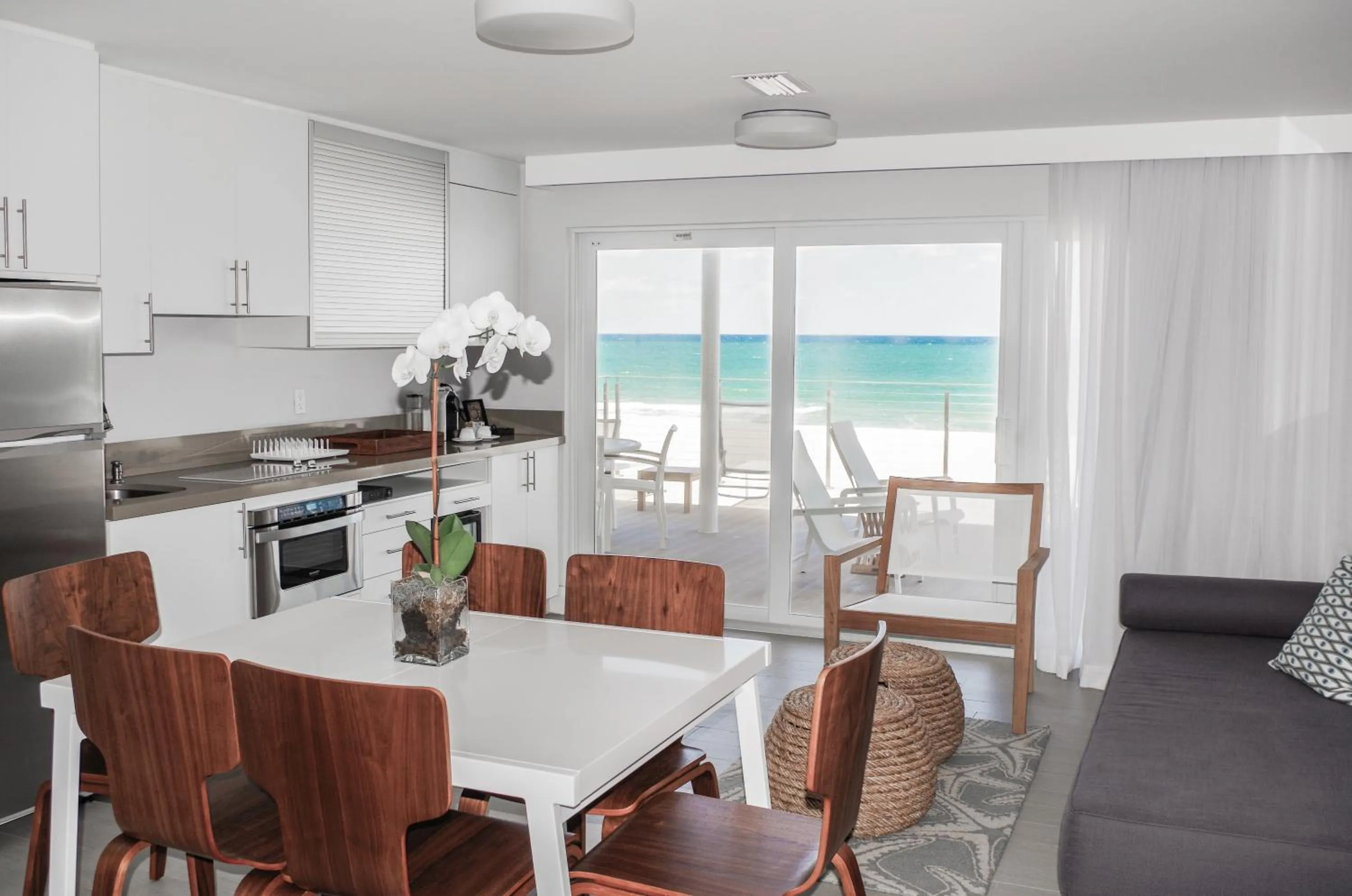 Living room in Tides Inn Hotel