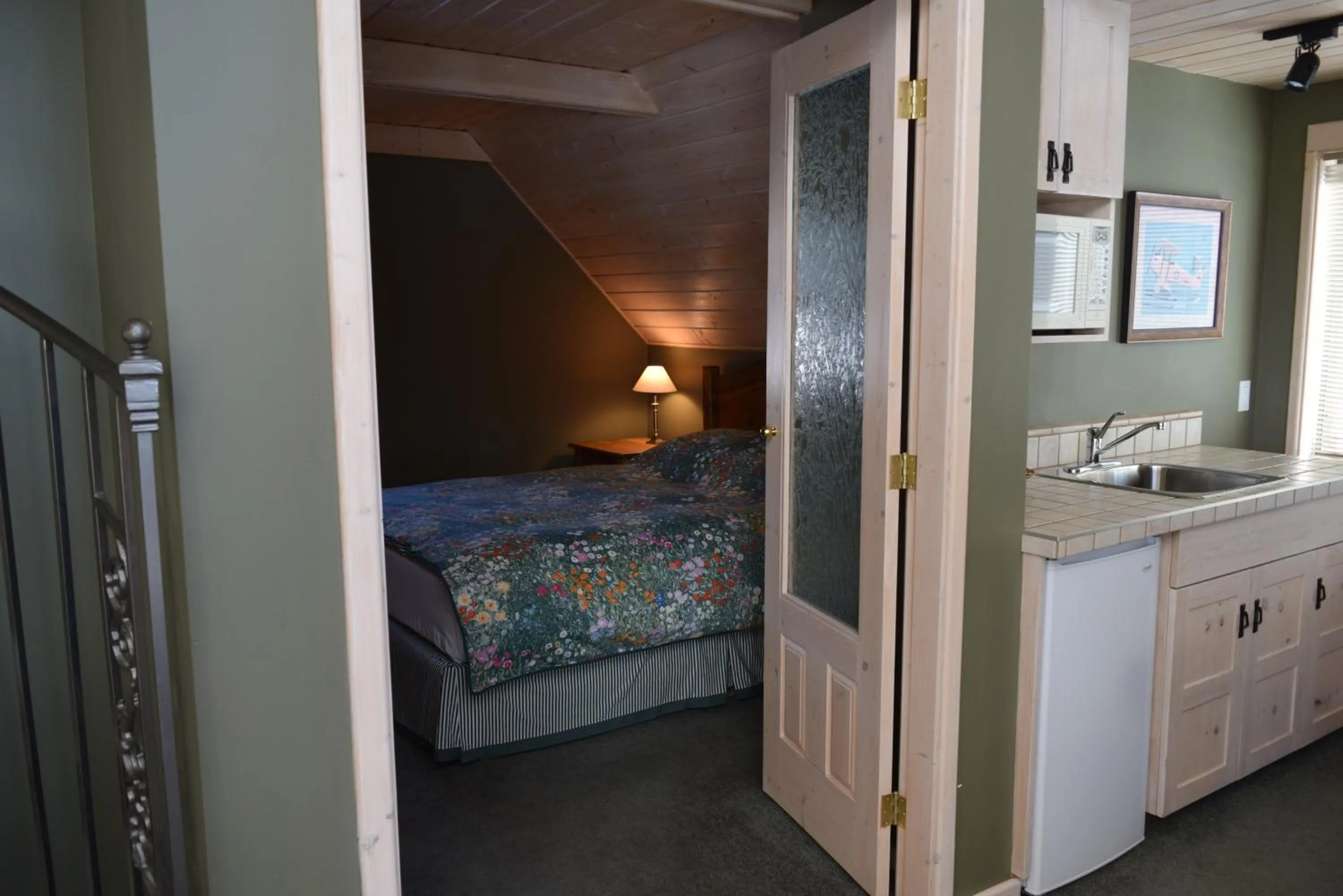 Kitchen or kitchenette, Bed in Retreat Wilderness Inn
