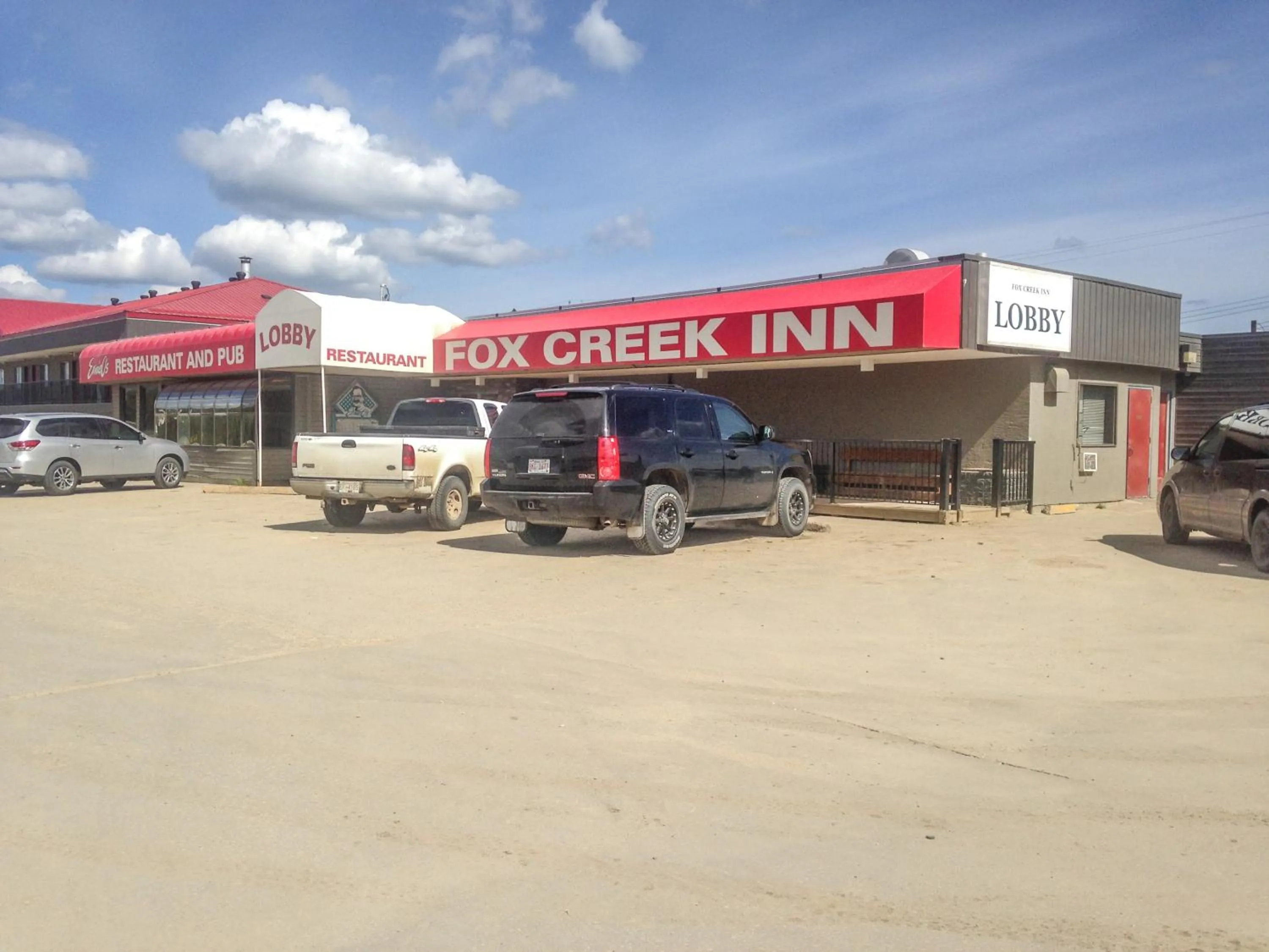 Property building in Fox Creek Inn