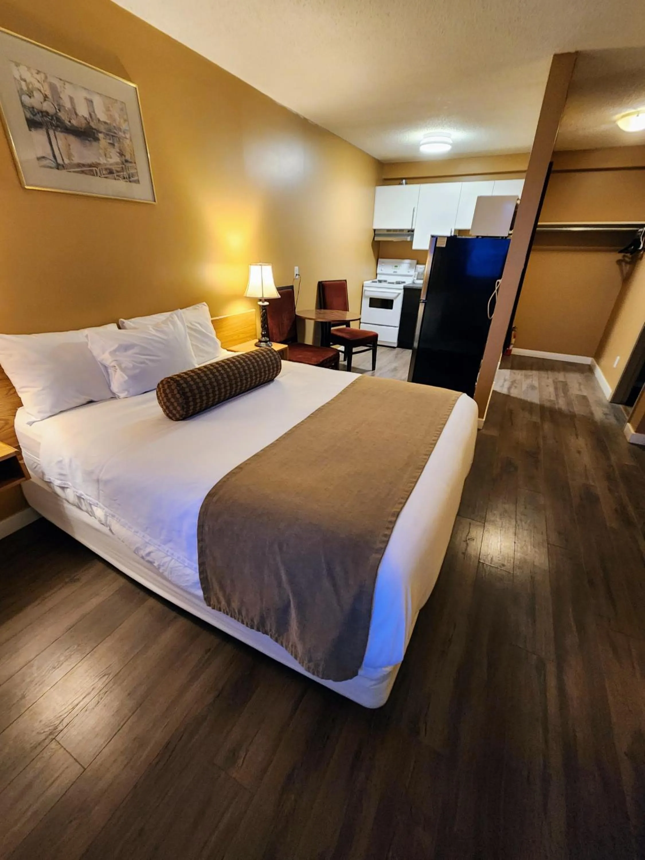 Bed in Fox Creek Inn