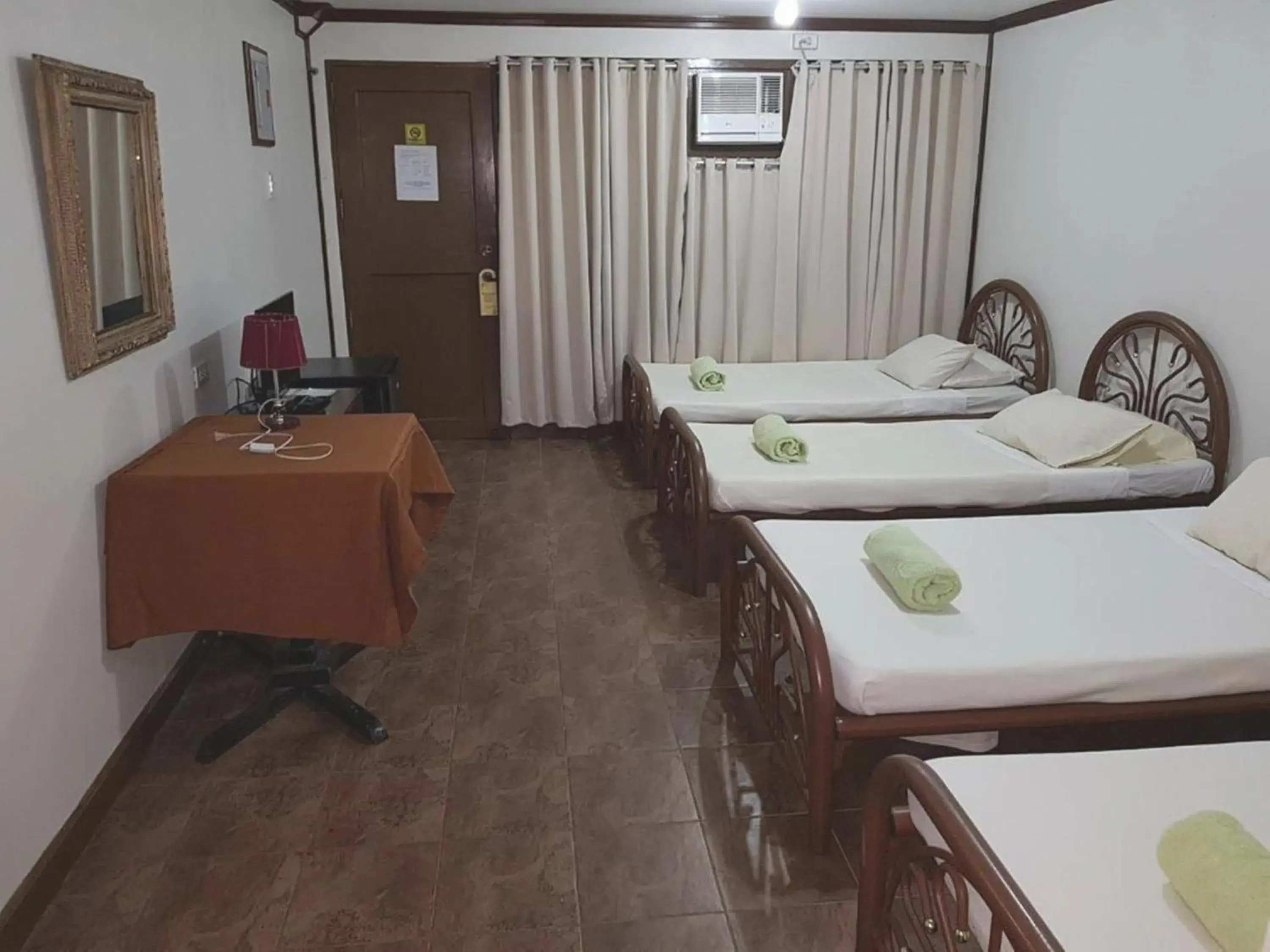 Quadruple Room with Bathroom in Casa Tentay Iloilo City Quadruple Room with Bathroom in Casa Tentay Iloilo City