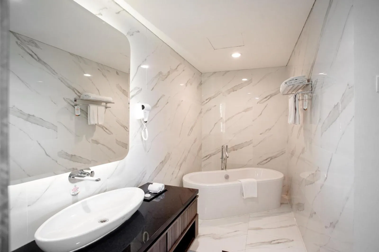 Bathroom in Vasaka Hotel Jakarta Managed by Dafam