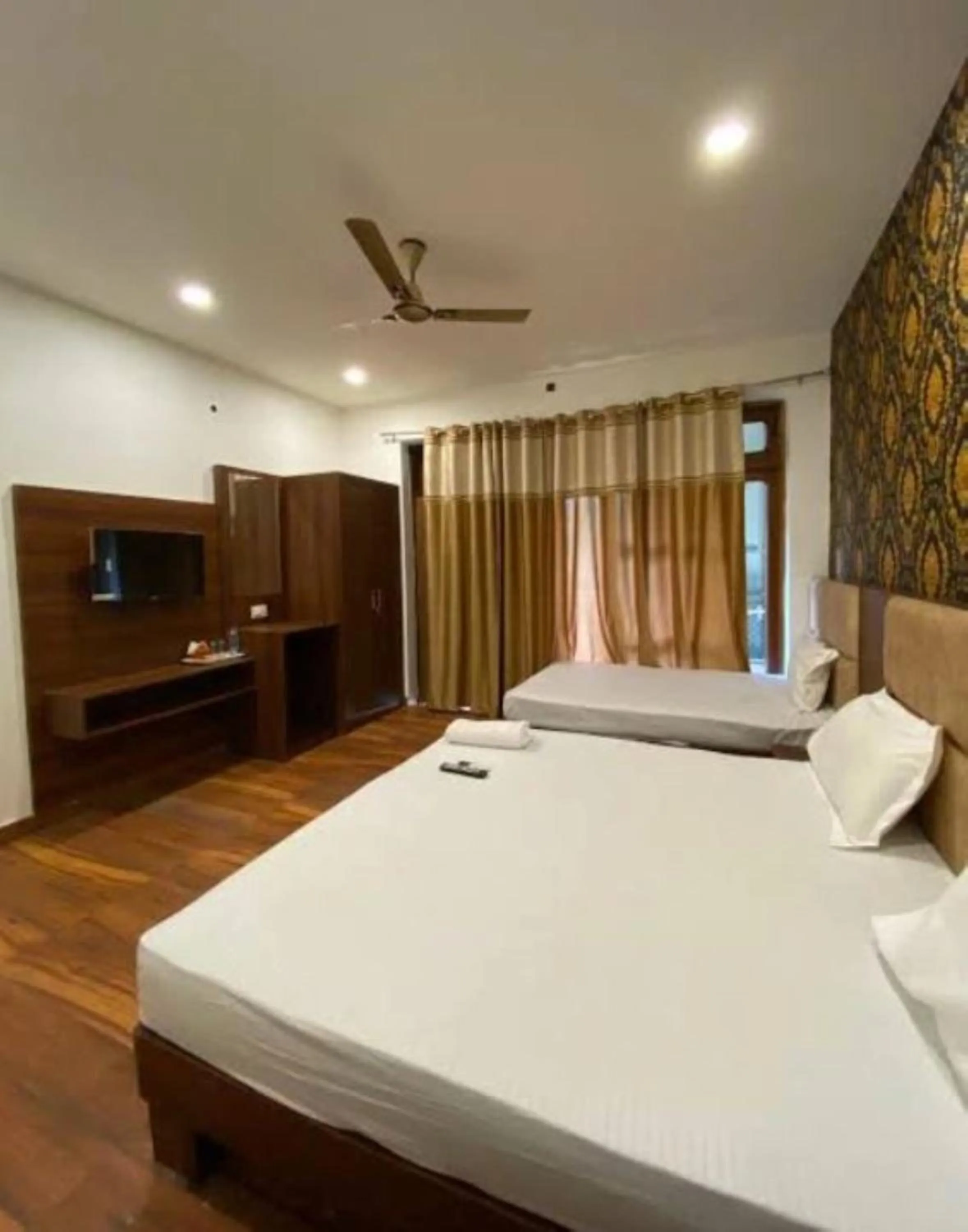 Communal lounge/ TV room, Bed in Hotel J-K Residency Amritsar