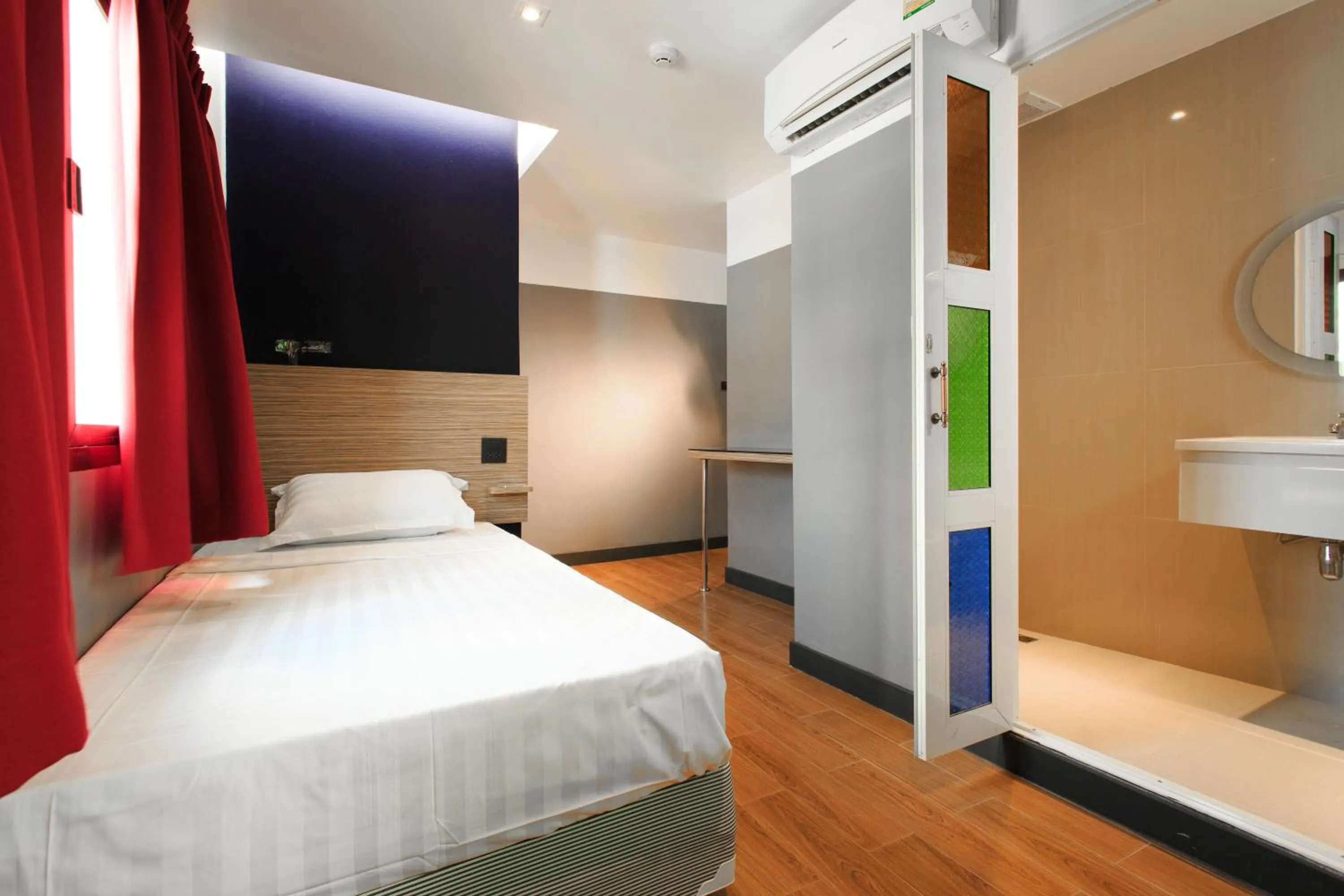 Photo of the whole room, Bed in Cloud 9 Lodge