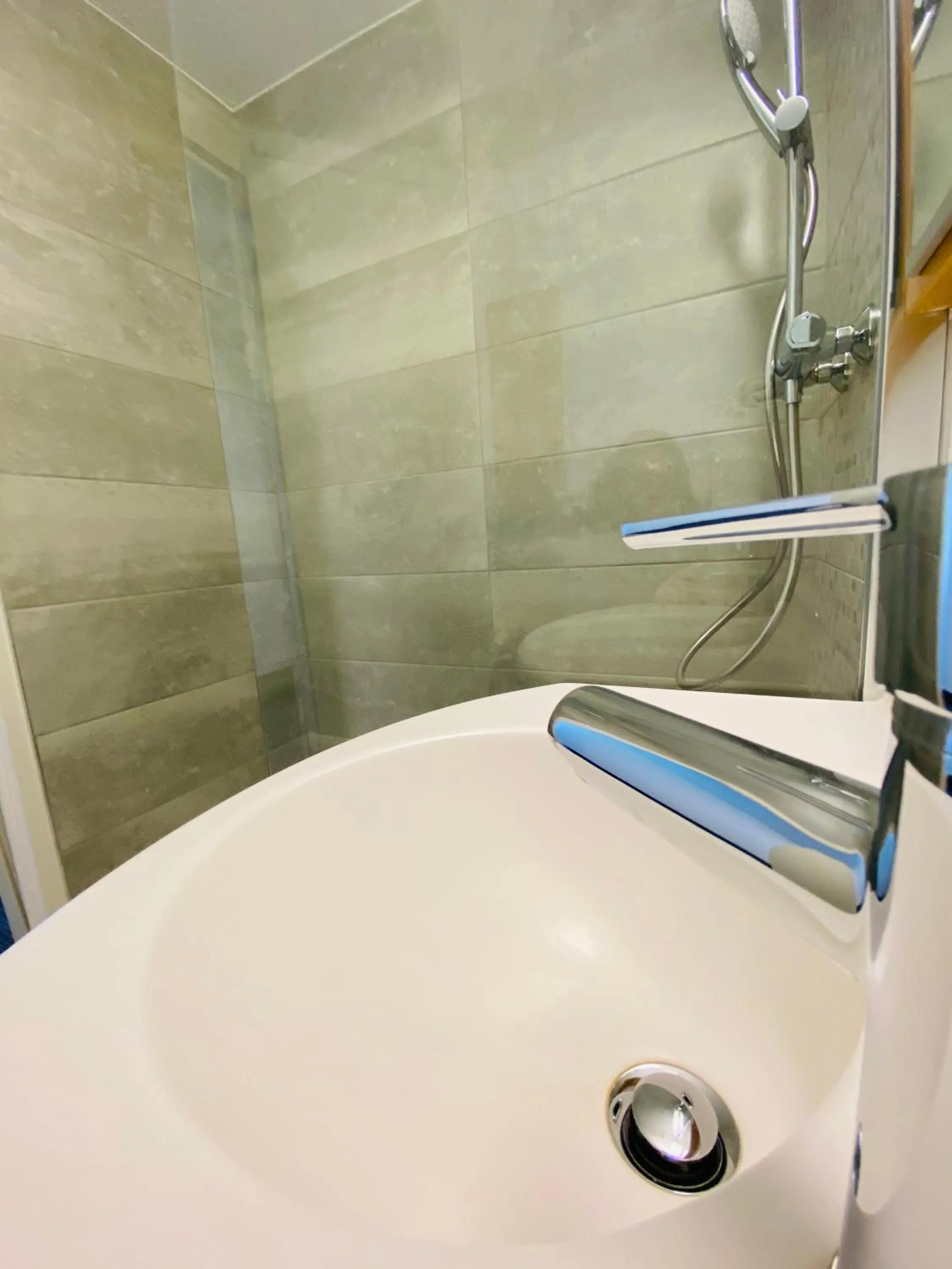 Bathroom in Kyriad Direct Chalon Sur Saone Nord