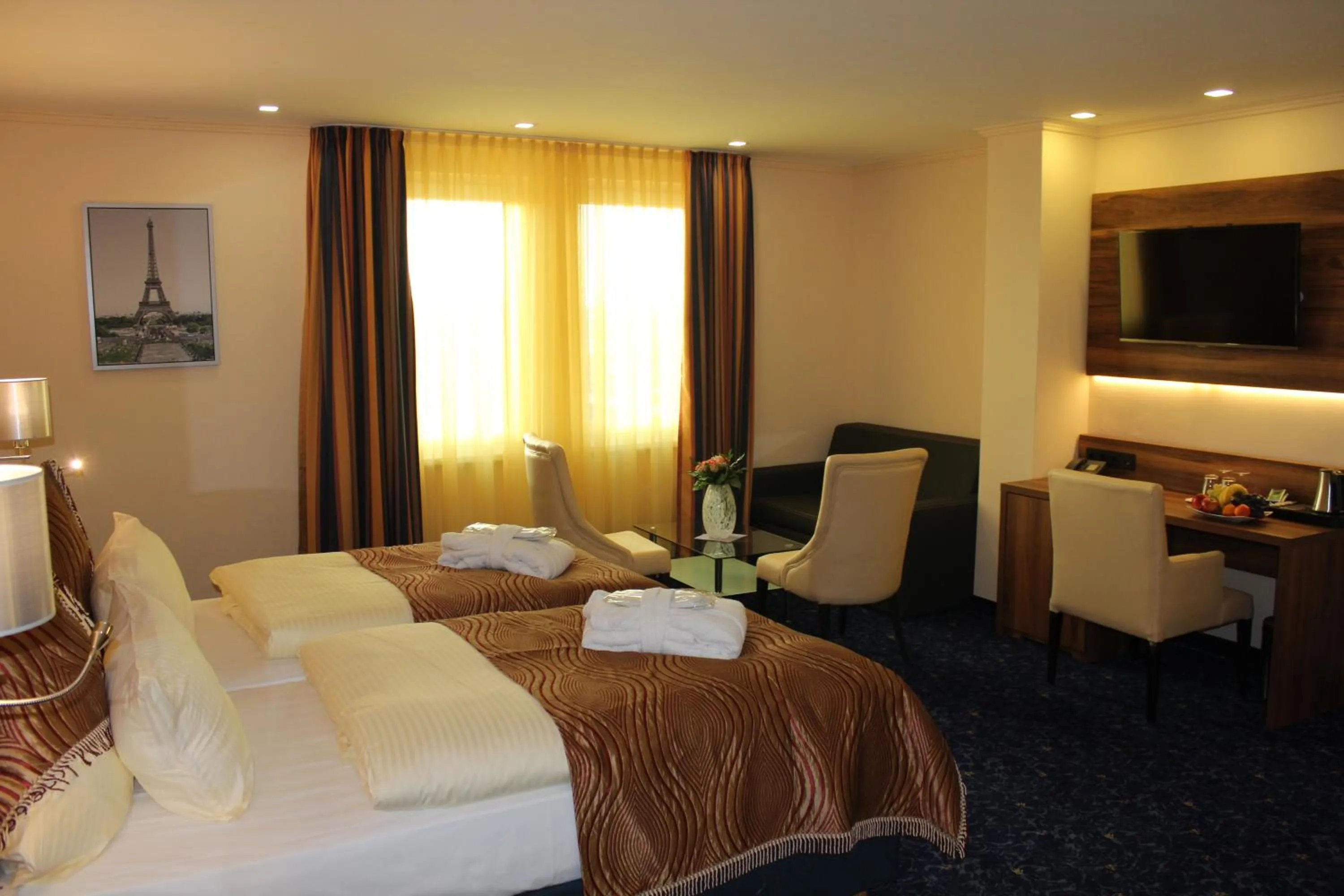 Day, Bed in Grand Hotel Empire