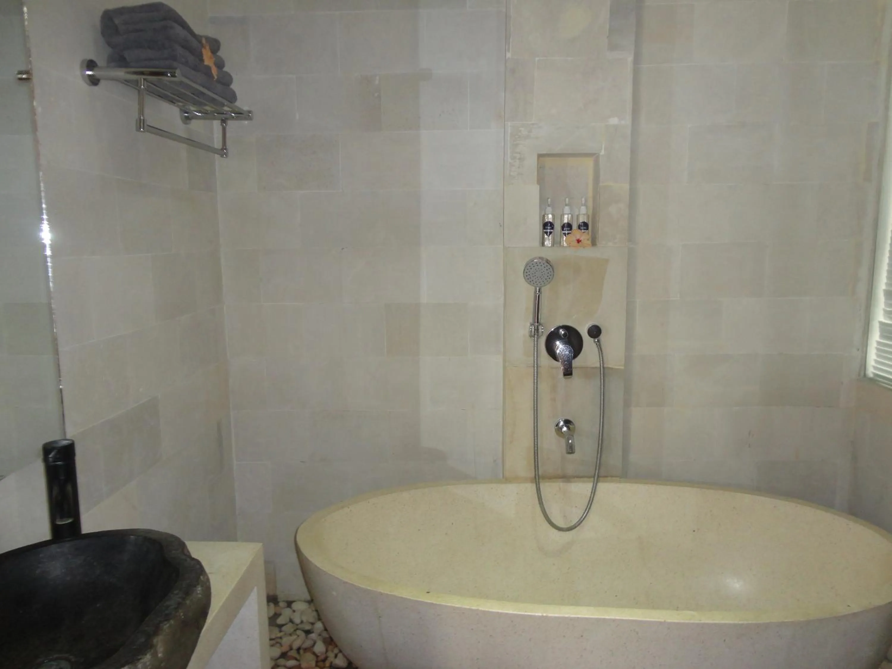 Shower in Anema Wellness & Resort Gili Lombok - Diving Center PADI