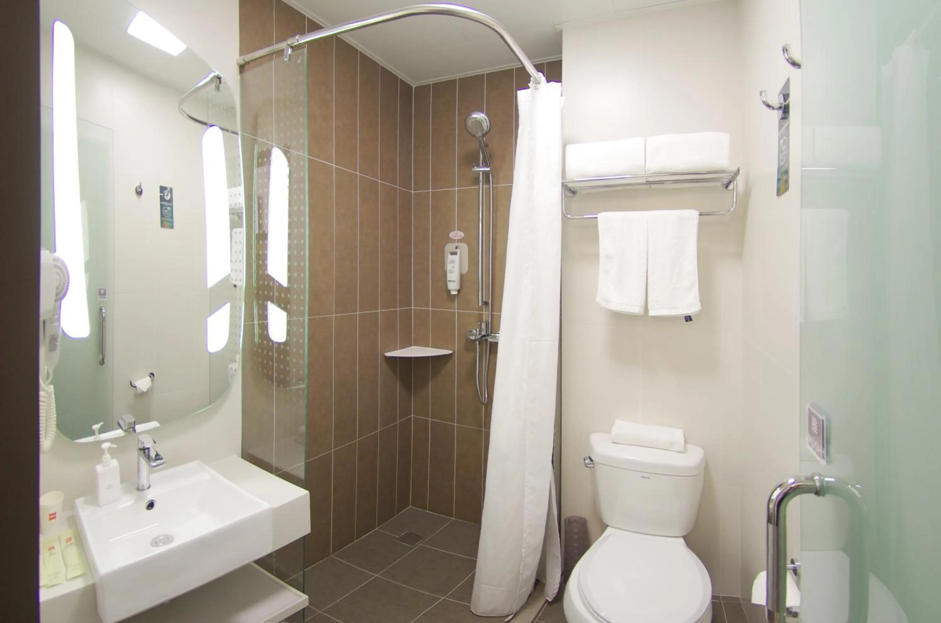 Bathroom in ibis Beijing Tiantandongmen Metro Station Hotel