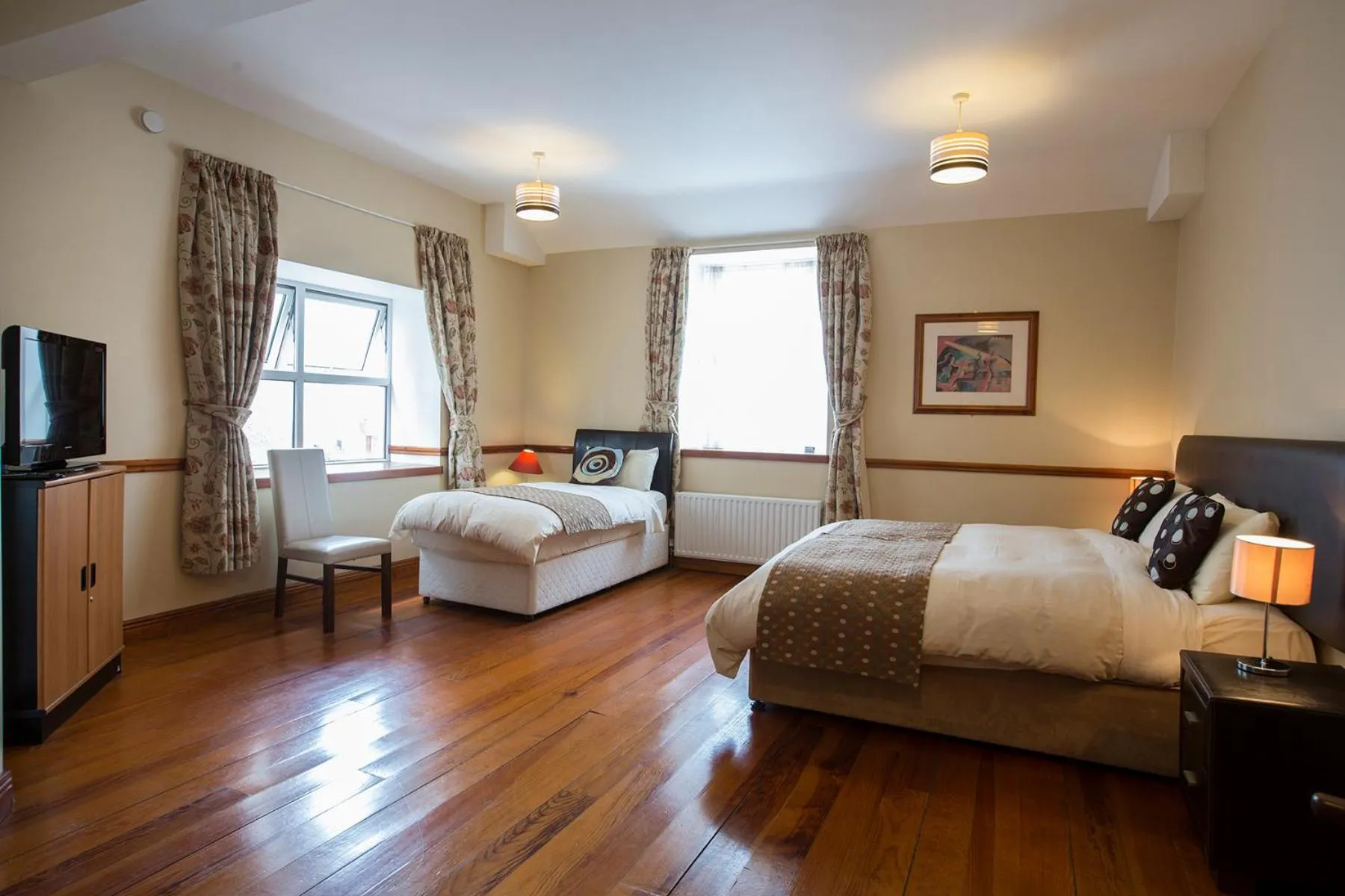 Photo of the whole room, Bed in Mulcahys