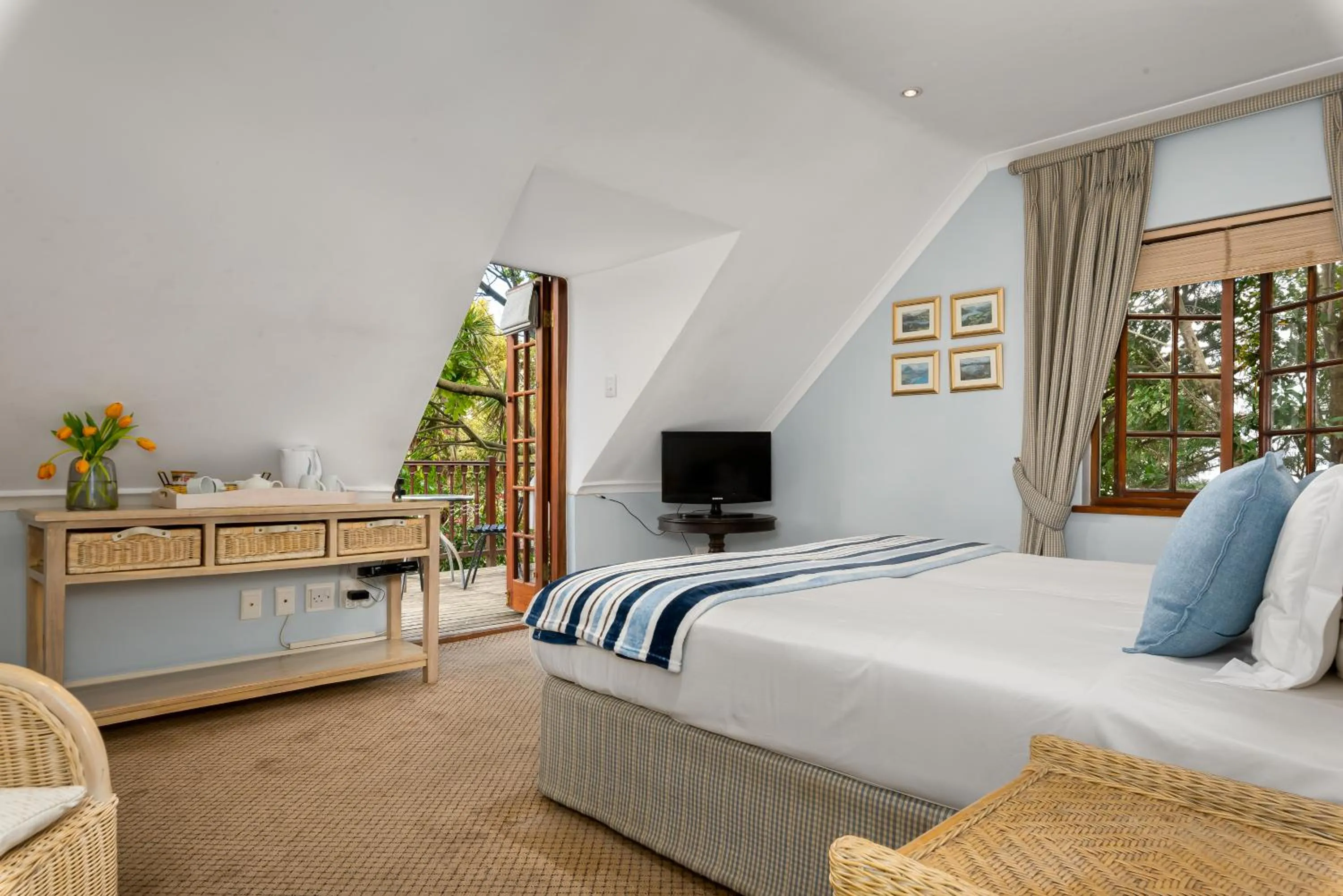 Bed in Gable Manor by Neighbourgood