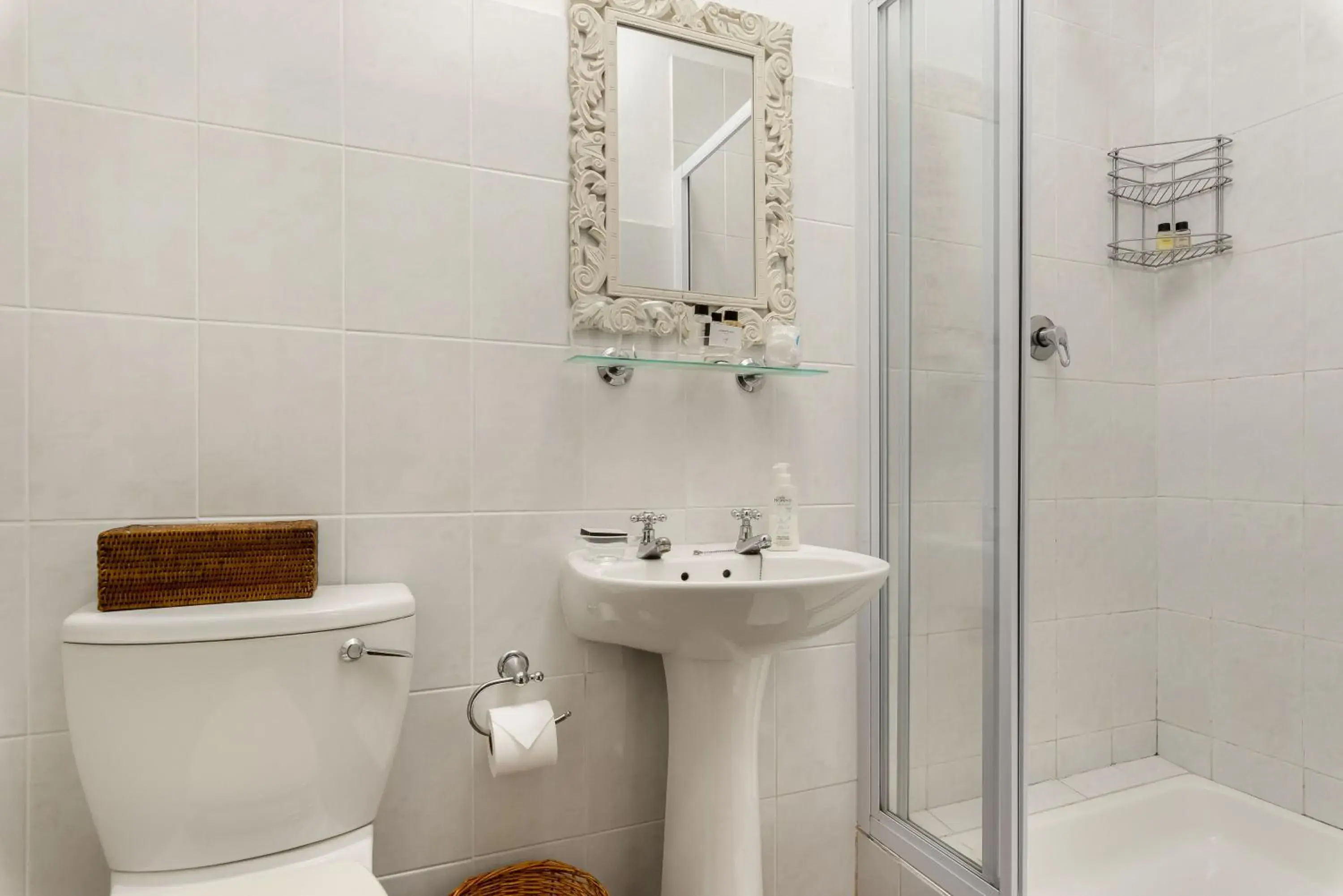 Superior King Room in Gable Manor by Neighbourgood Superior King Room in Gable Manor by Neighbourgood