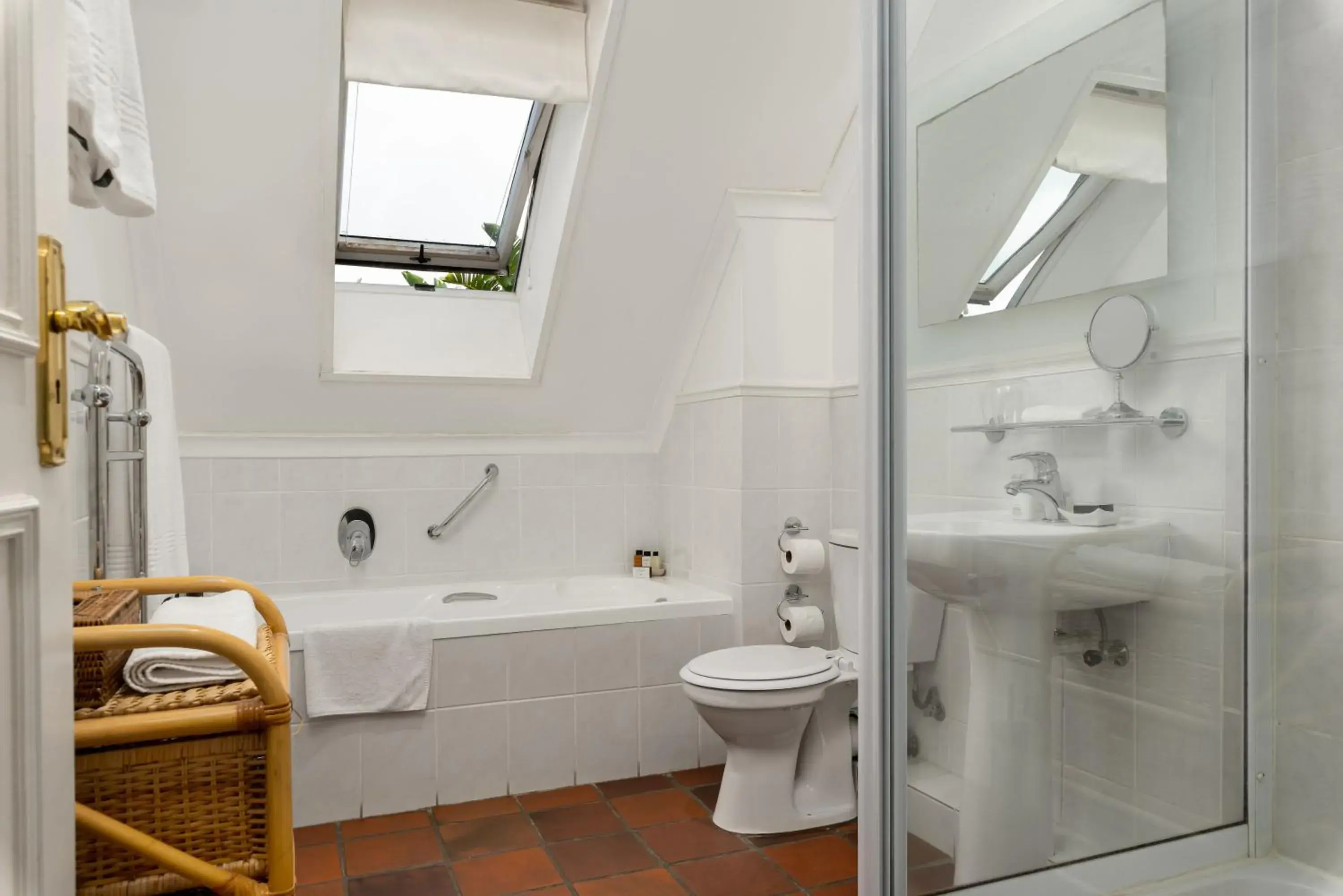 Deluxe King Room in Gable Manor by Neighbourgood Deluxe King Room in Gable Manor by Neighbourgood