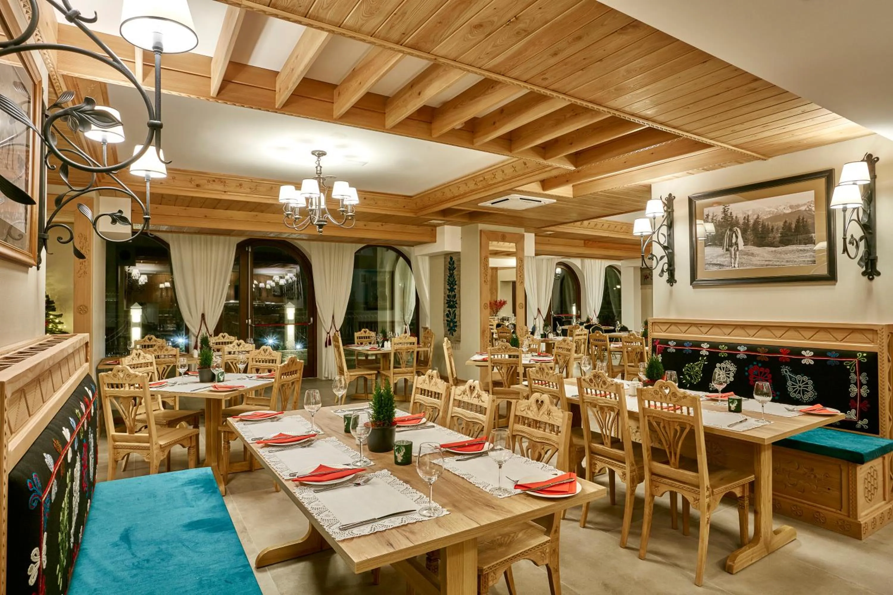 Restaurant/places to eat in Hotel Logos