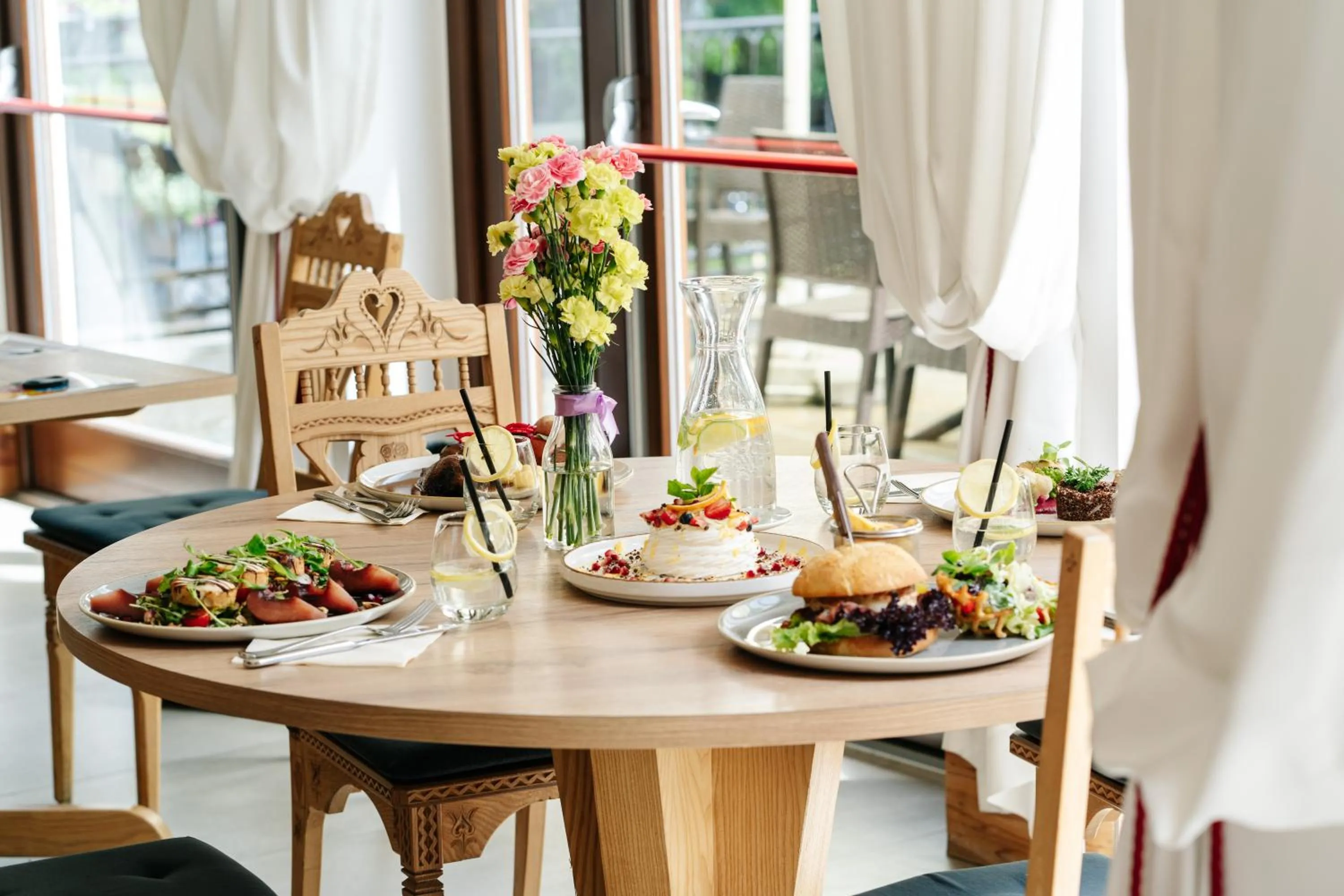 Restaurant/places to eat in Hotel Logos