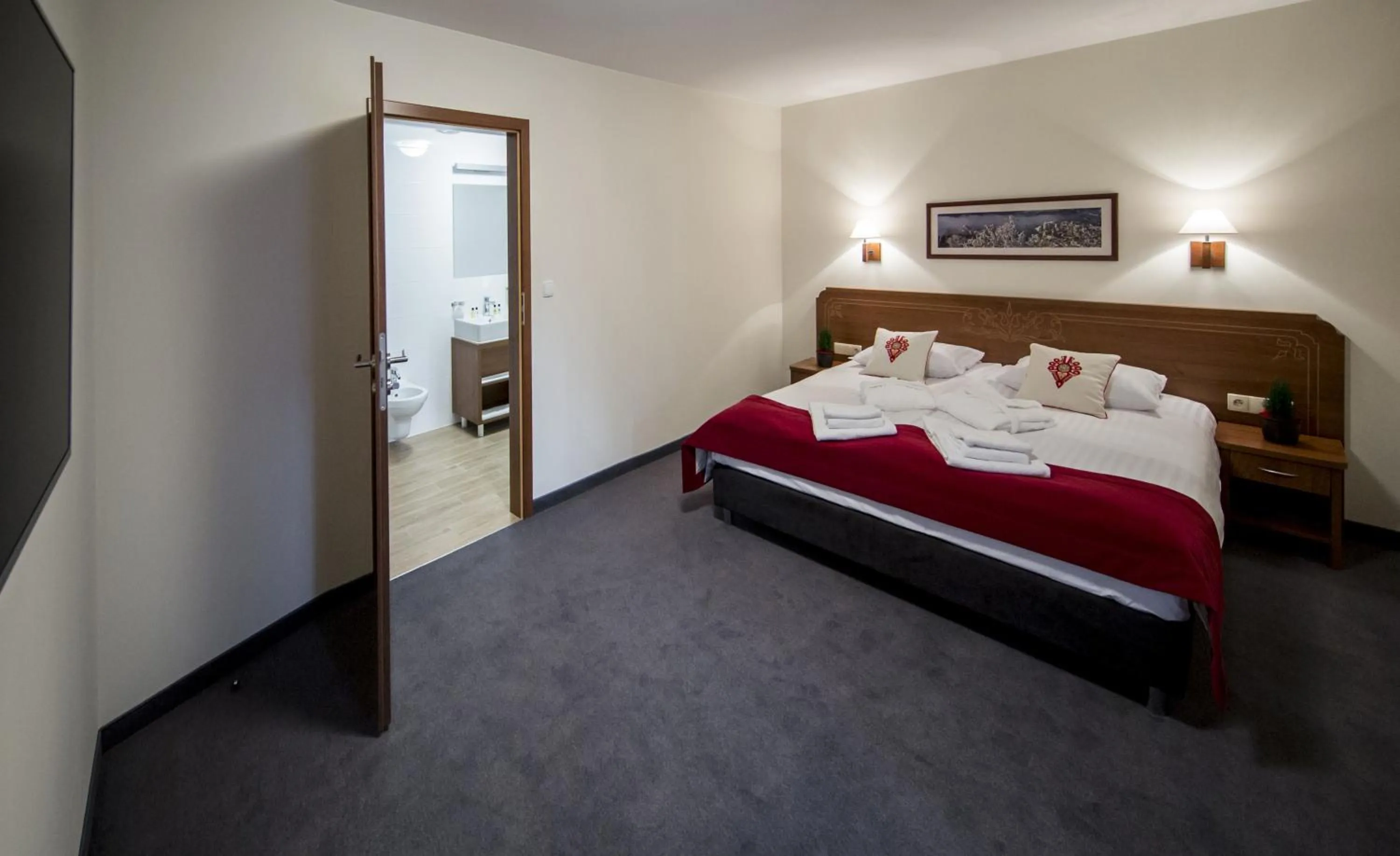 Photo of the whole room, Bed in Hotel Logos