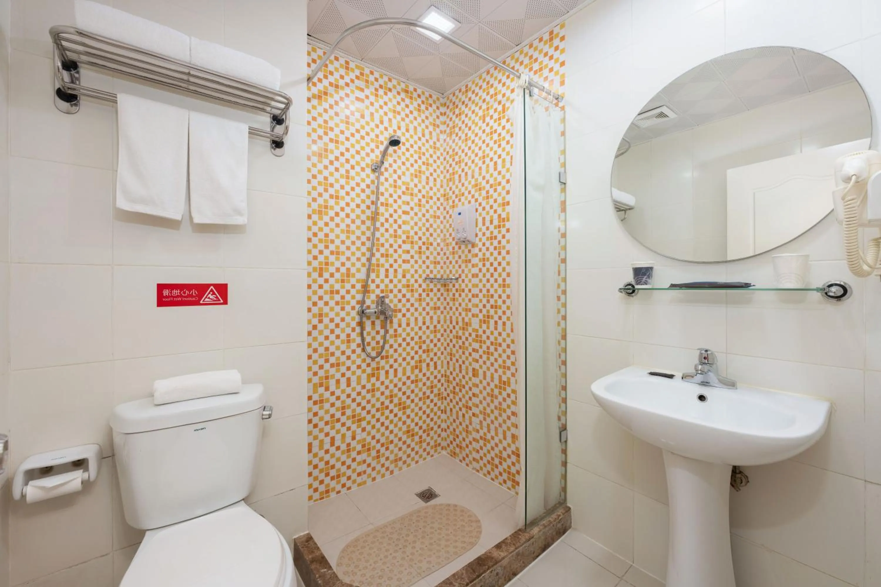 Toilet in Home Inn Dalian North Railway Station