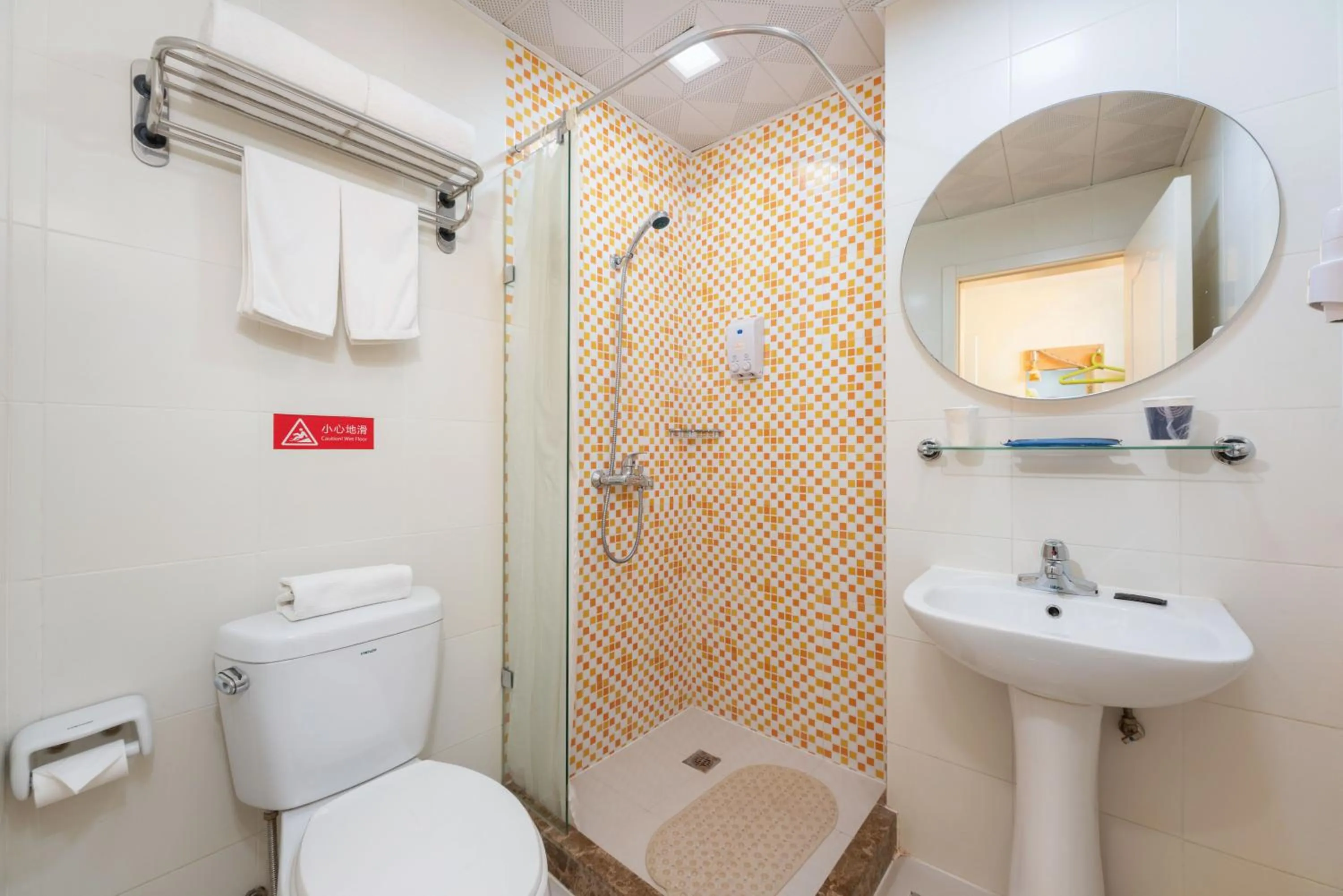 Toilet in Home Inn Dalian North Railway Station