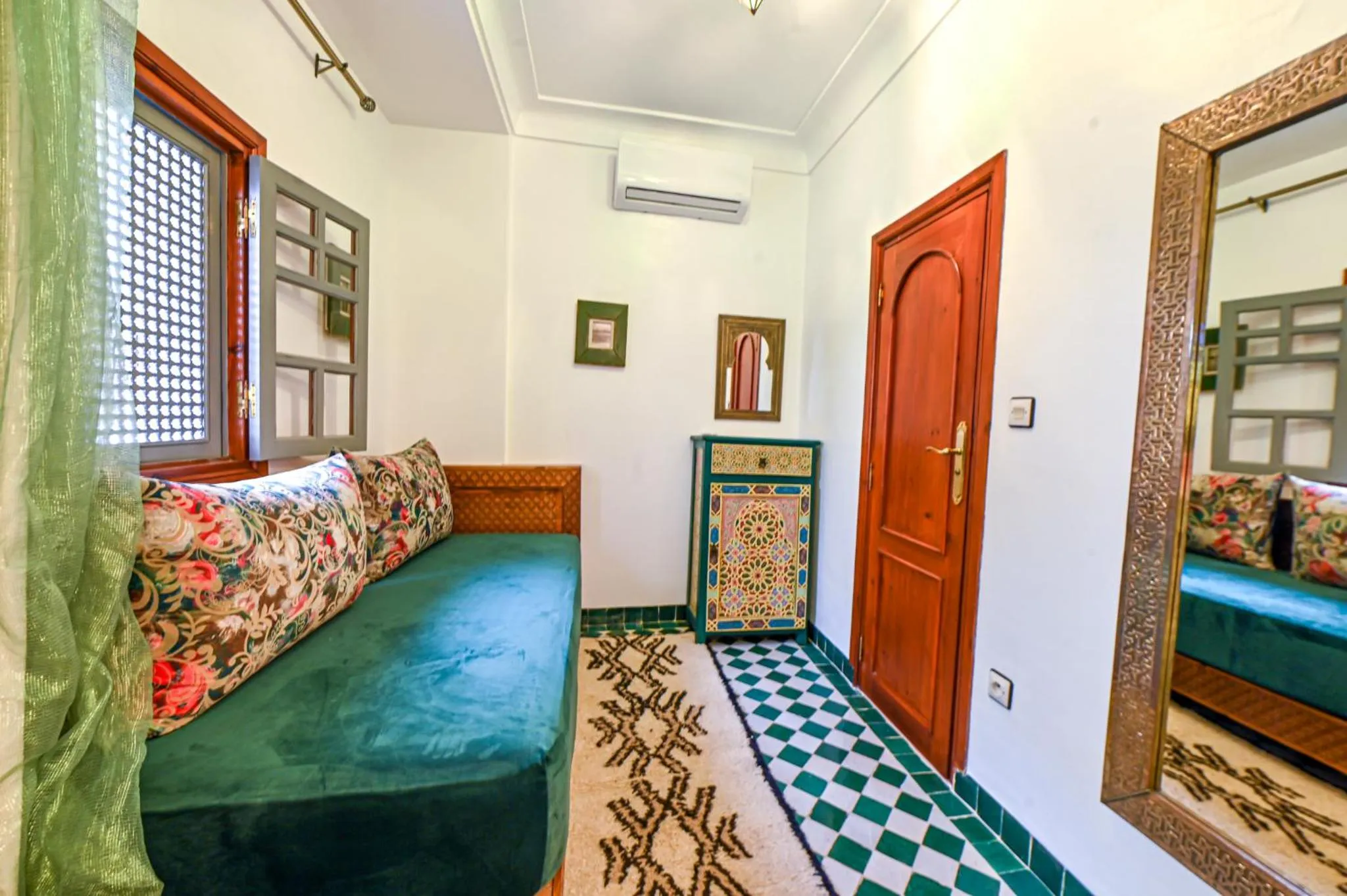 Seating area, Bed in Riad Matins De Marrakech