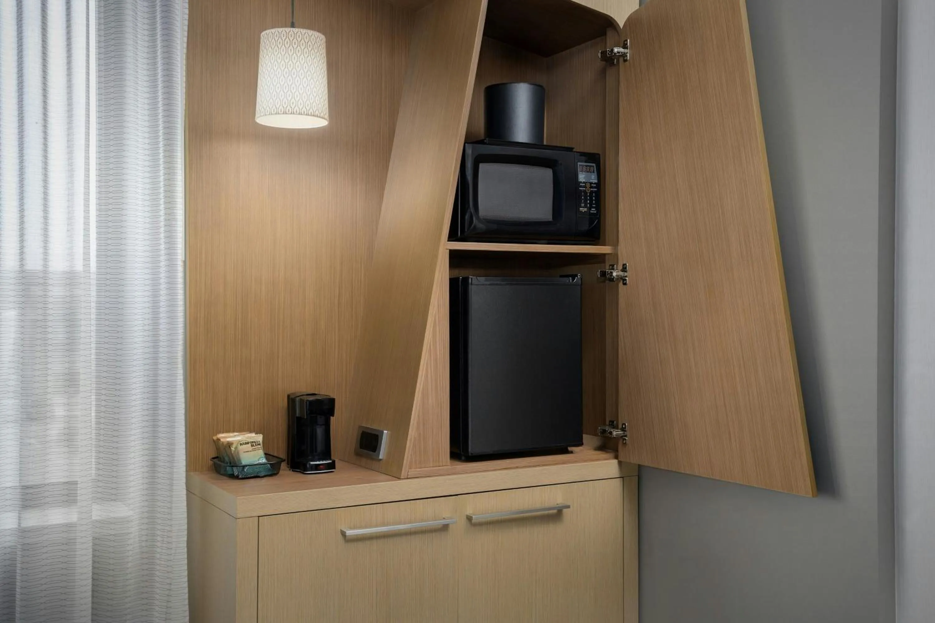 Photo of the whole room in Courtyard by Marriott Muncie at Horizon Convention Center