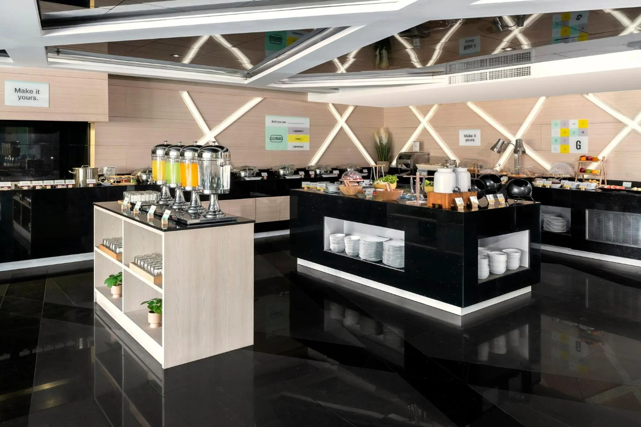 Restaurant/places to eat in Garner Hotel Pattaya Central by IHG