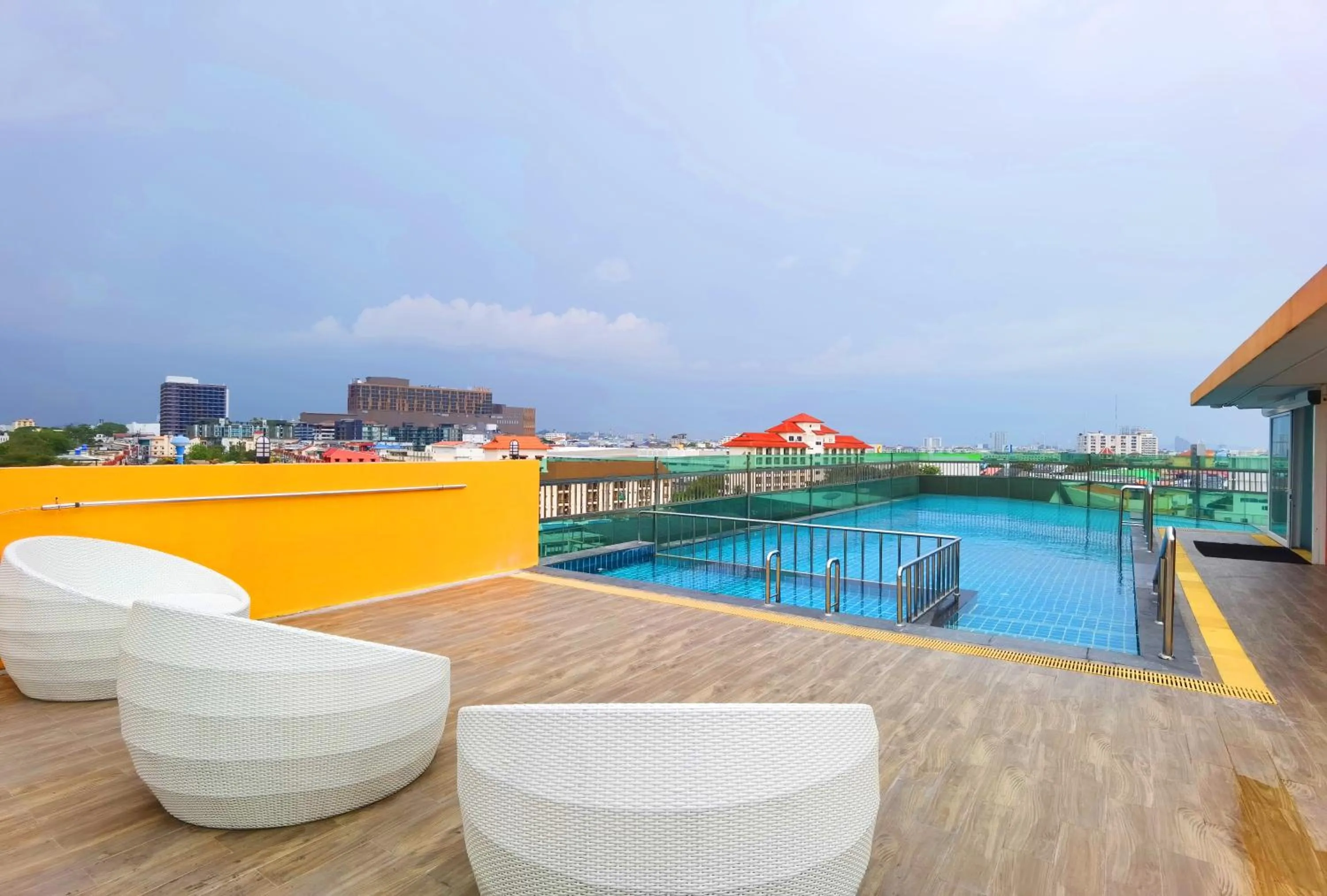 Swimming pool in Nova Express Pattaya Hotel