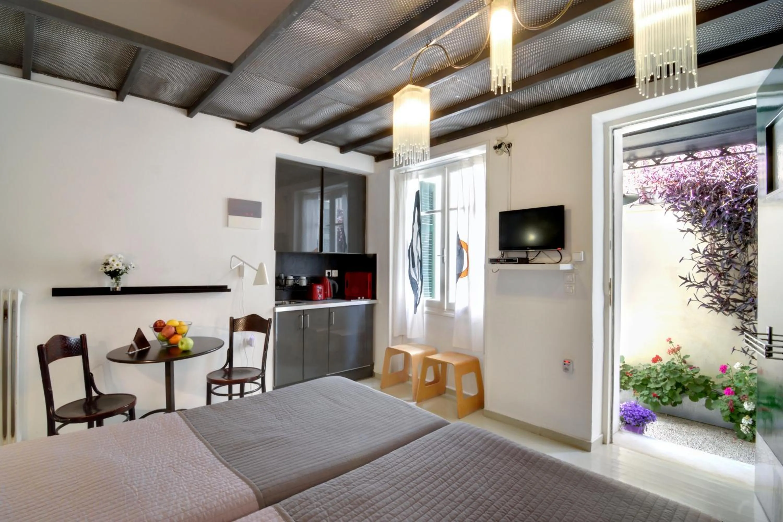 Patio, Bed in Athens Green Apartments