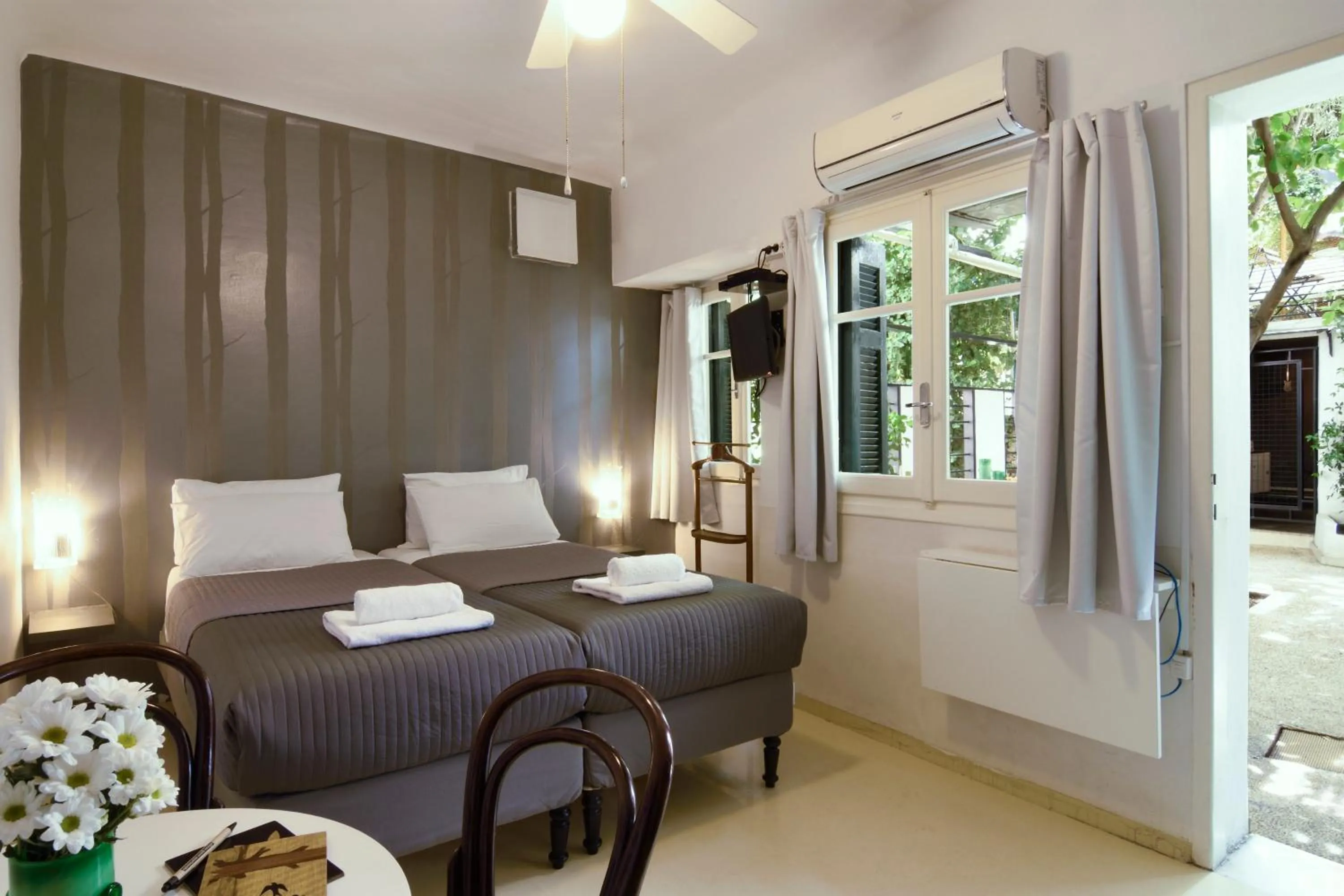 Toilet, Bed in Athens Green Apartments