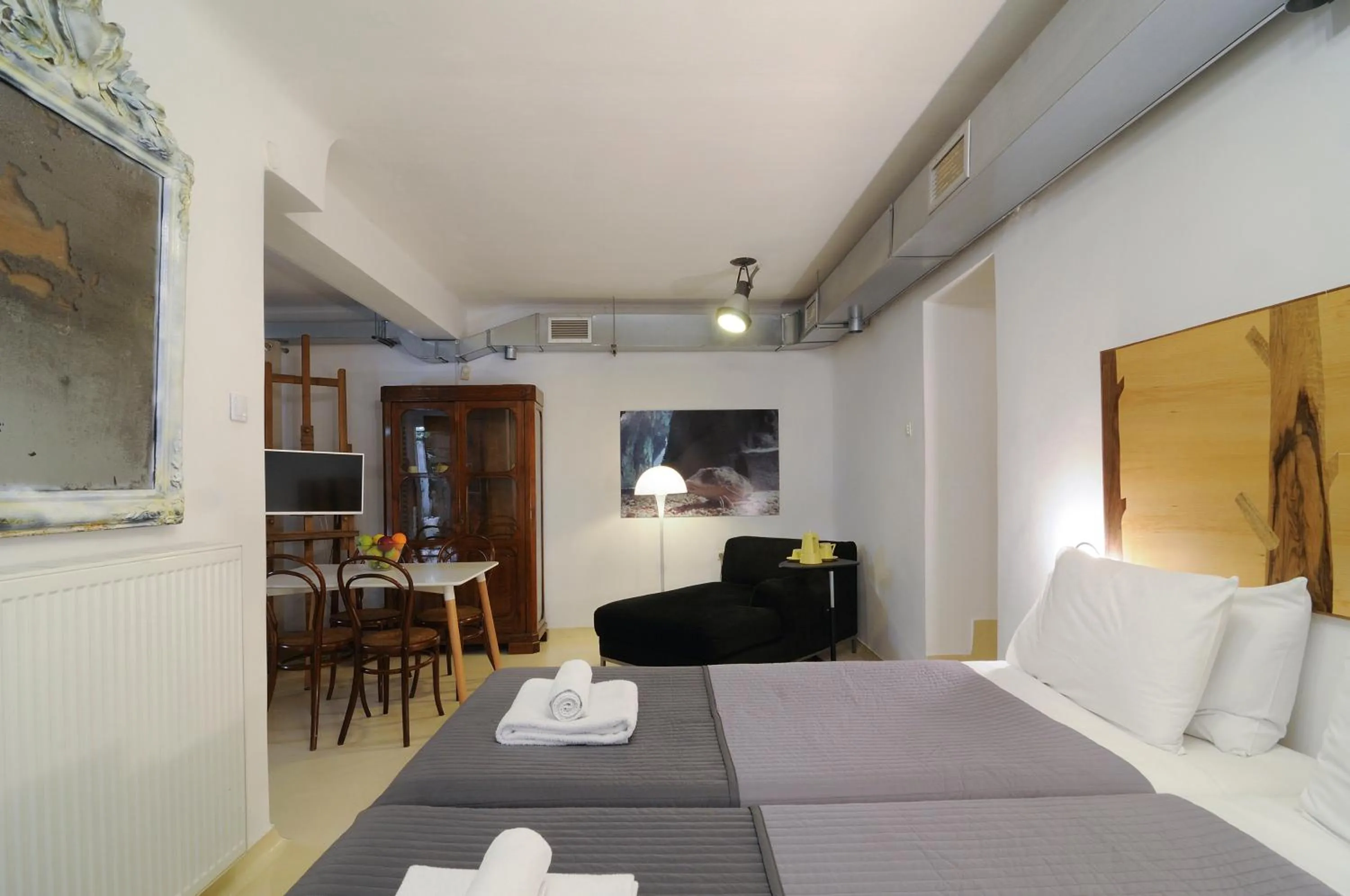 Photo of the whole room, Bed in Athens Green Apartments