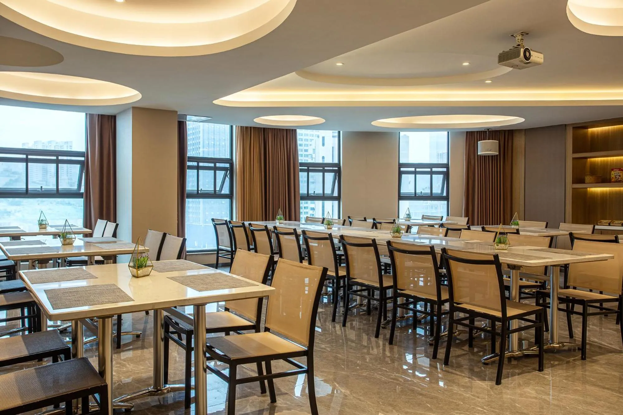 Restaurant/places to eat in Home Inn Guiyang Railway Station