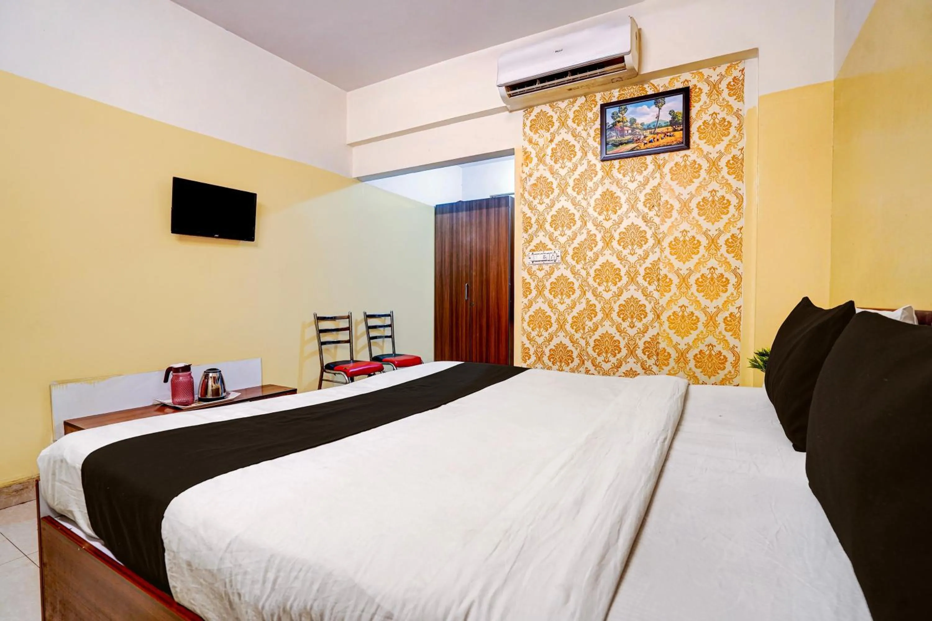 Bedroom, Bed in Hotel O Nesara Inn