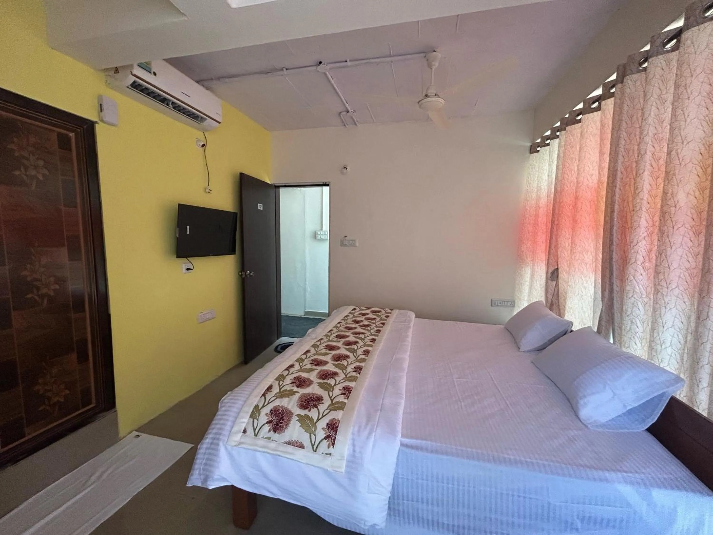 Bedroom, Bed in Hotel O Nesara Inn