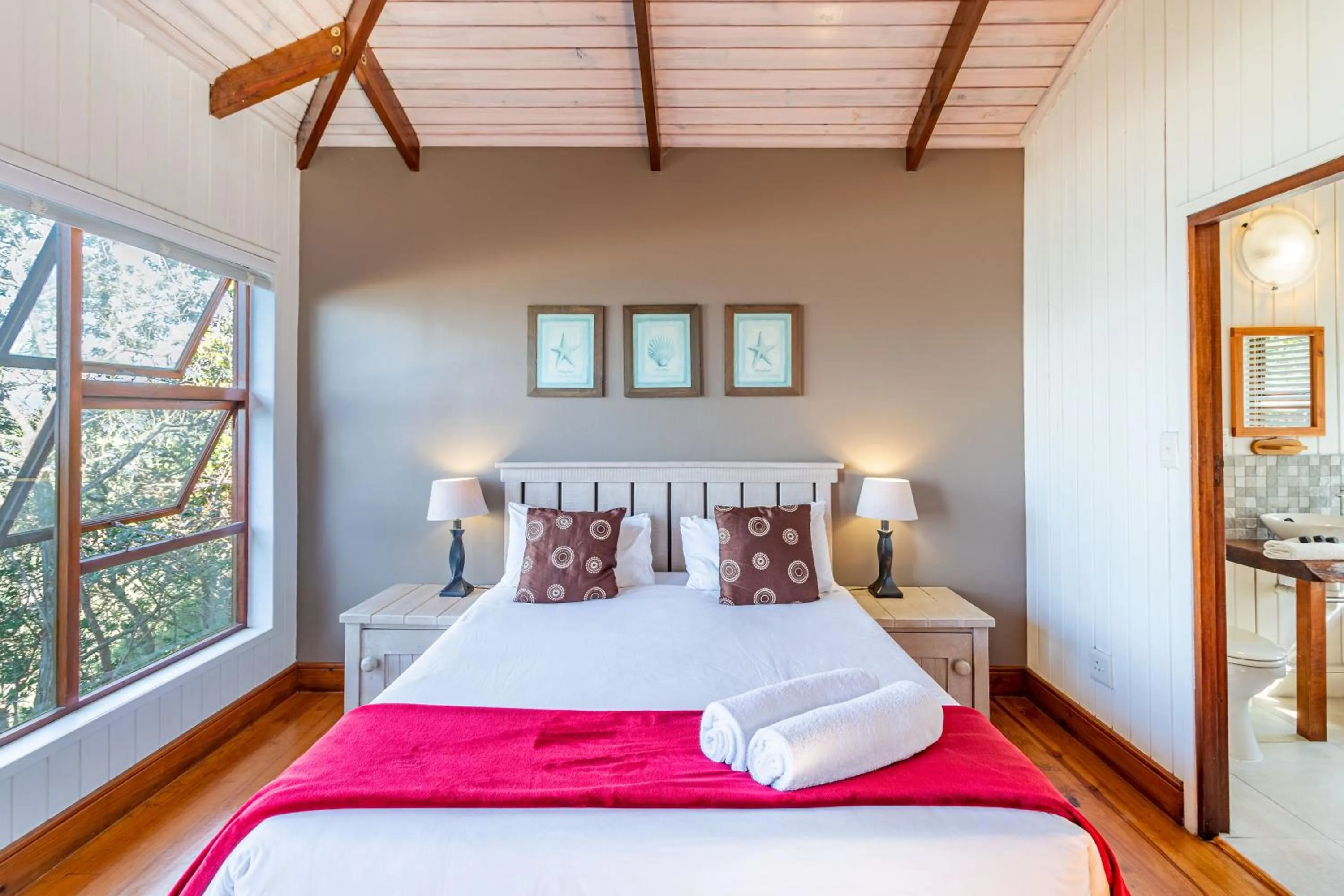 Bedroom, Bed in Boardwalk Lodge – Self-Catering
