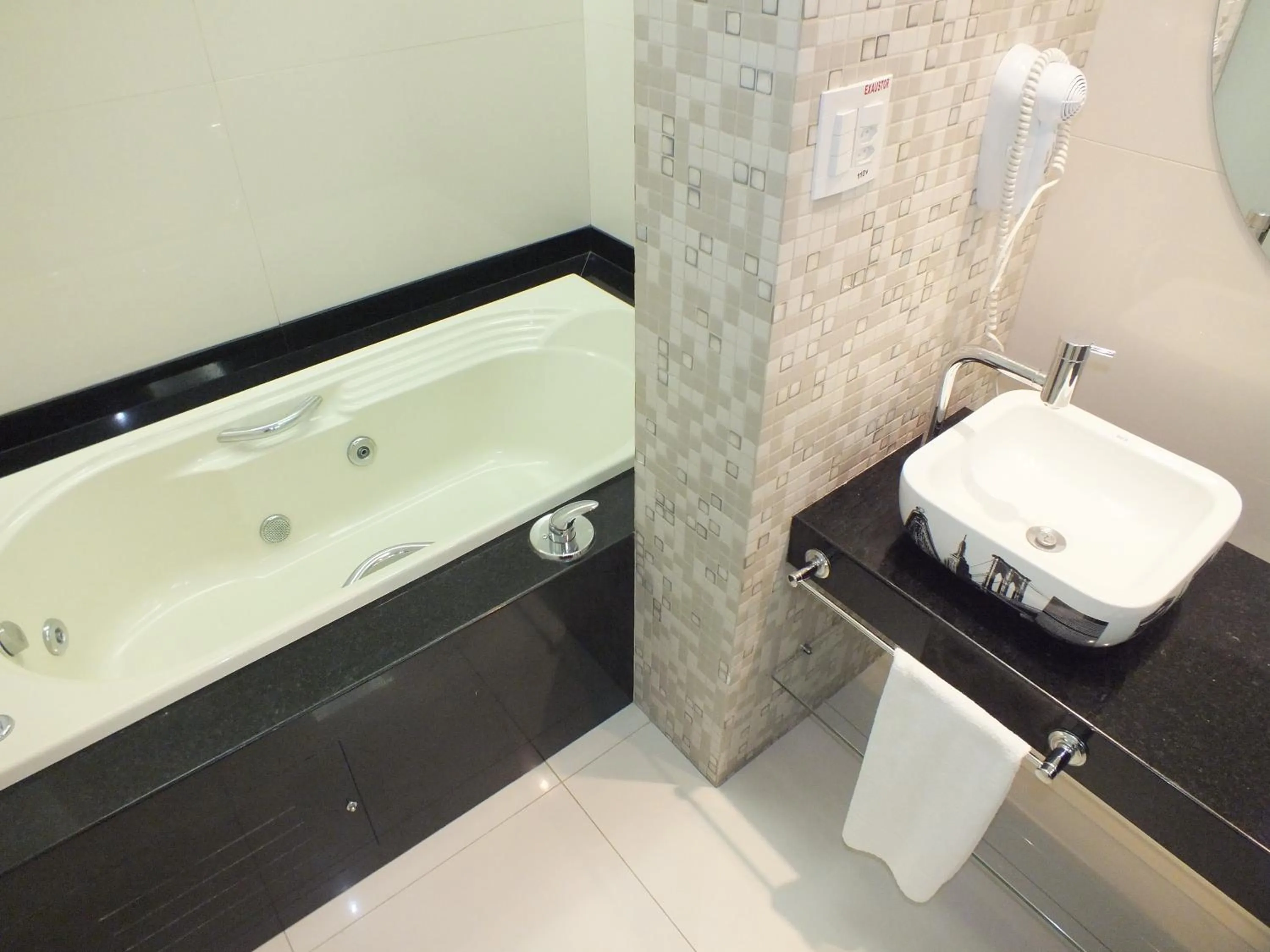 Toilet in JB Palace Hotel