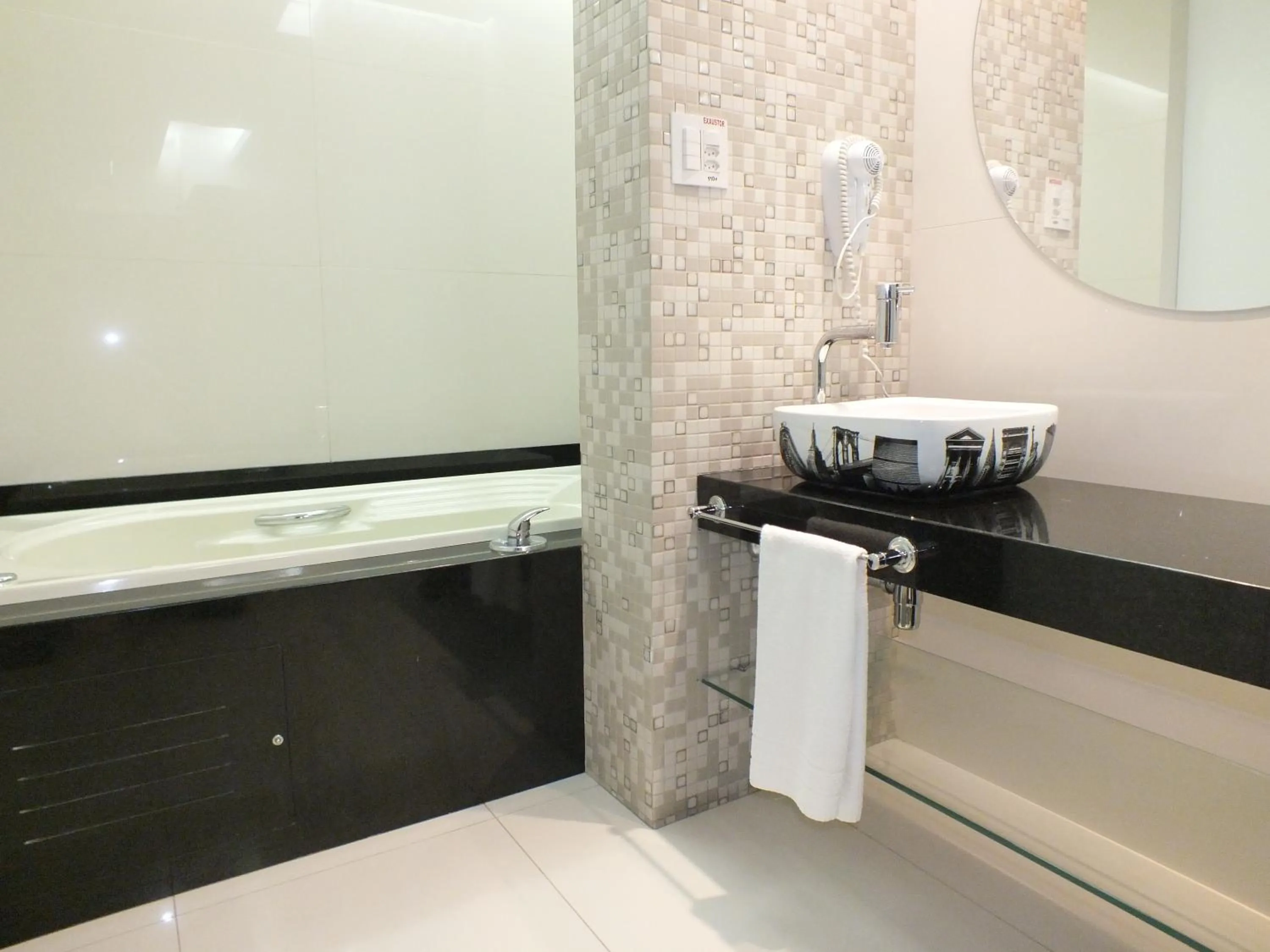 Toilet in JB Palace Hotel