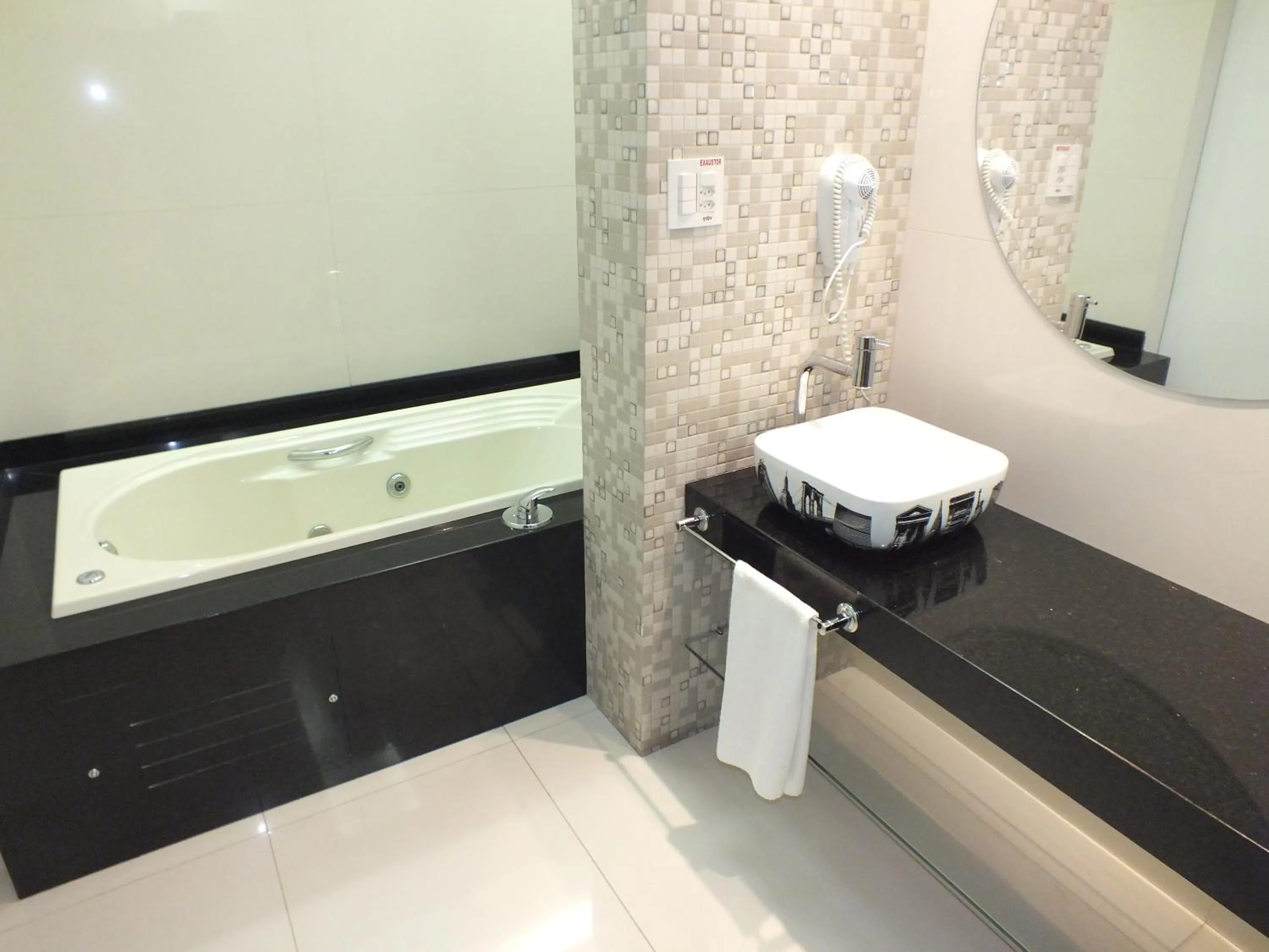 Bathroom in JB Palace Hotel