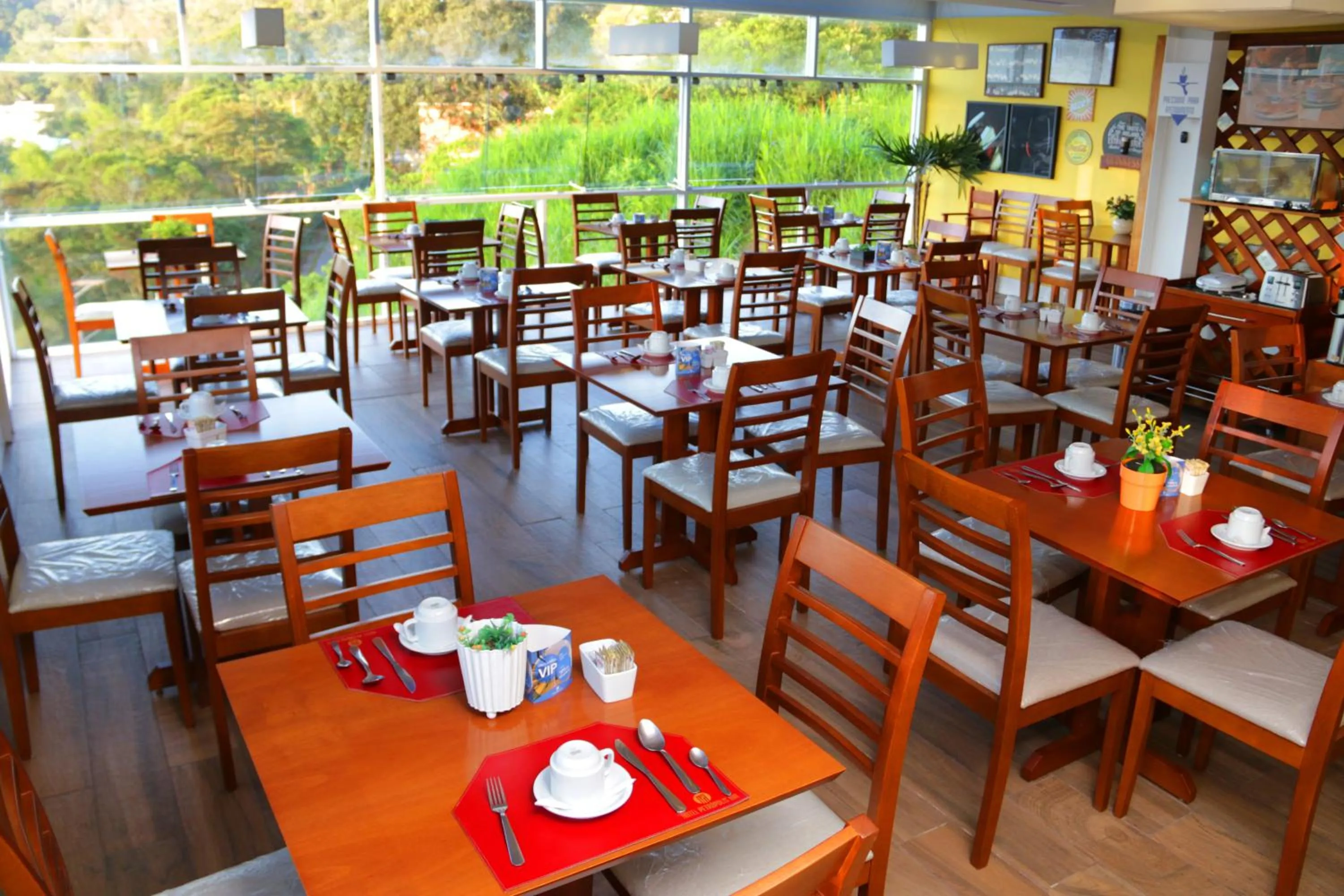 Coffee/tea facilities in Hotel Petropolis Inn