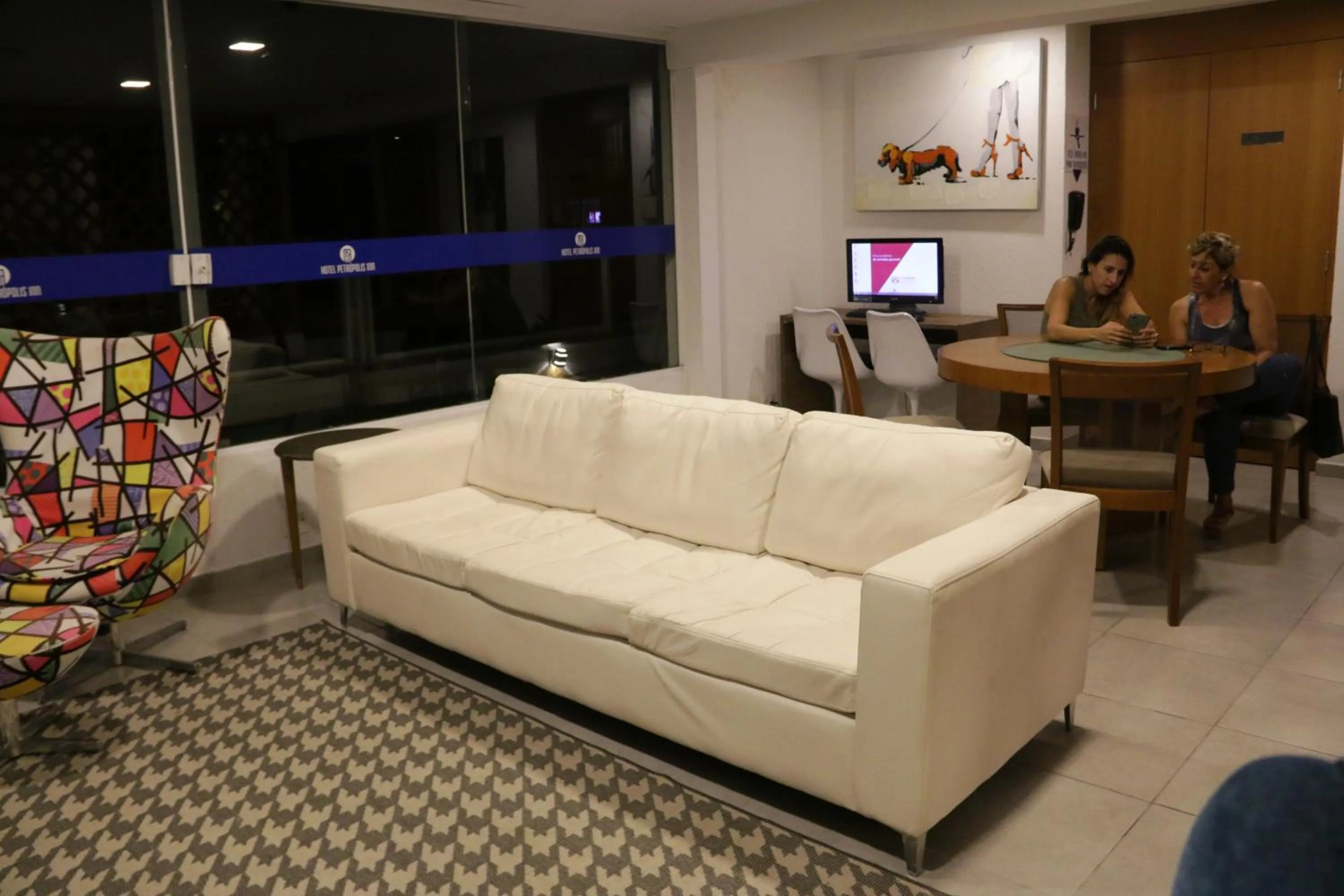 Communal lounge/ TV room in Hotel Petropolis Inn