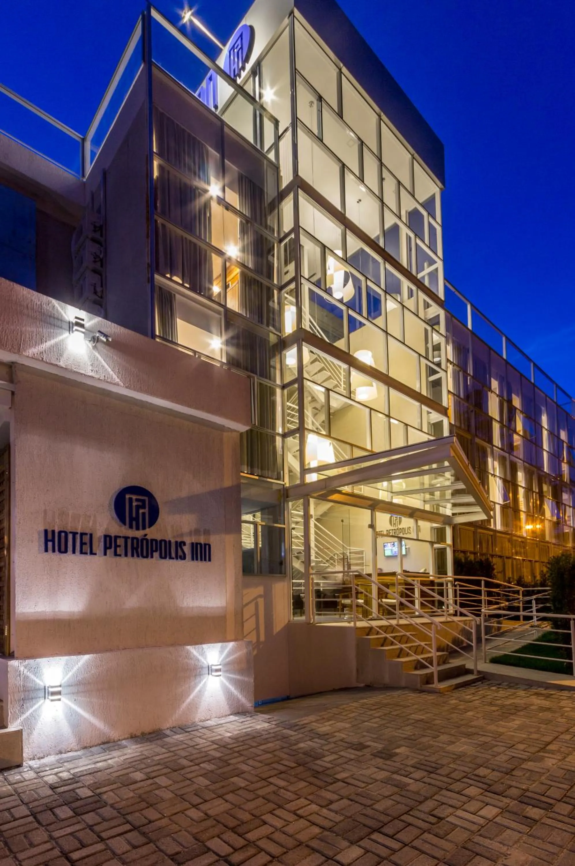 Facade/entrance in Hotel Petropolis Inn